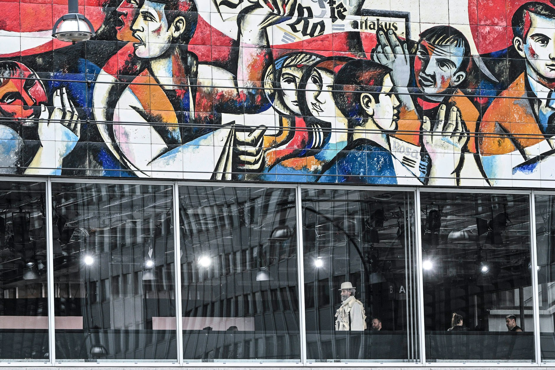 Mitten in der Stadt: Das Pressecafé an der Karl-Liebknecht-Straße als adäquater Raum für Kreativität. Drinnen präsentiert ein Model Kreationen des ukrainischen Labels DZHUS.