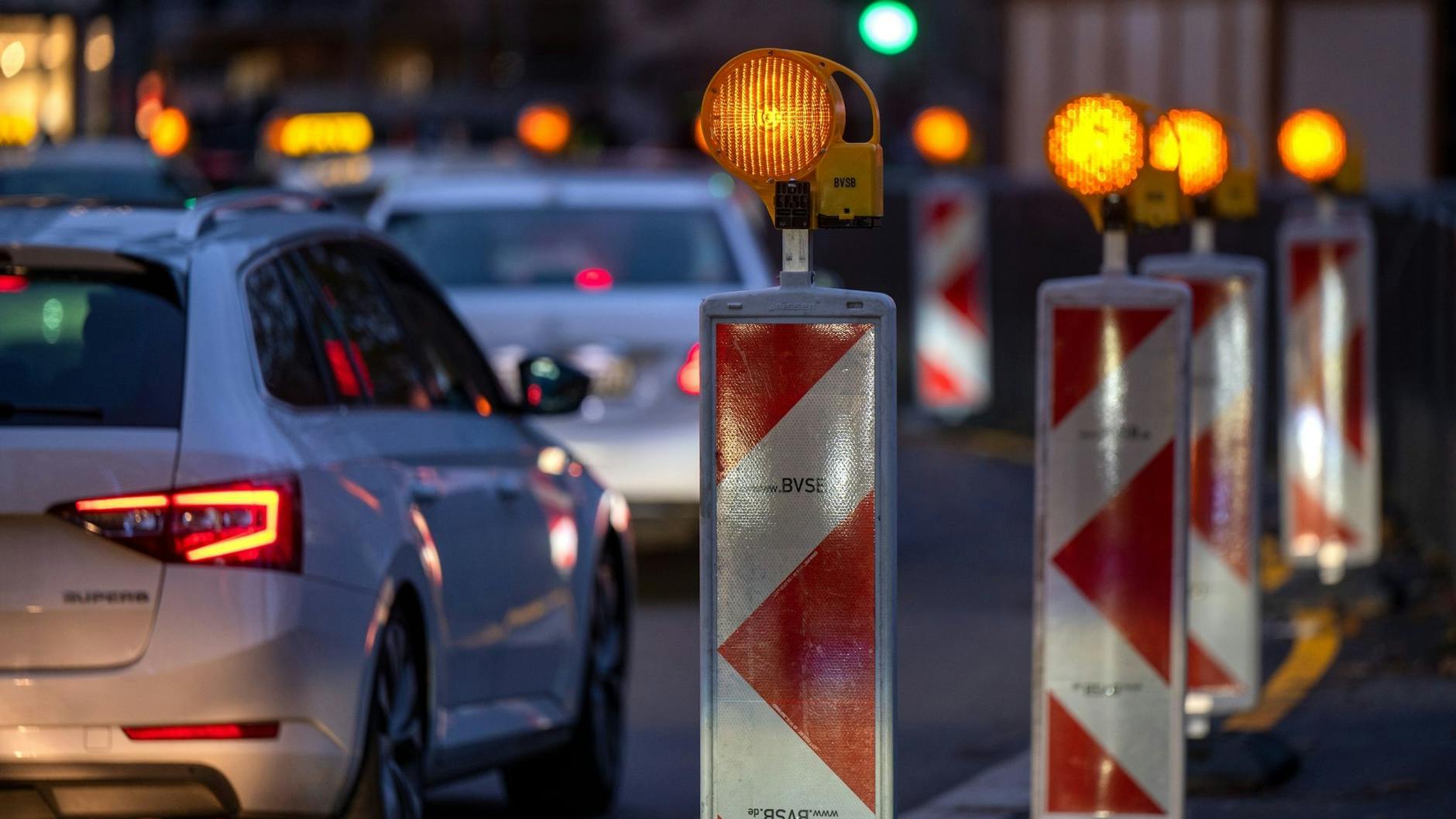 Überall in Berlin wird gebaut - und Autofahrer brauchen oft starke Nerven.