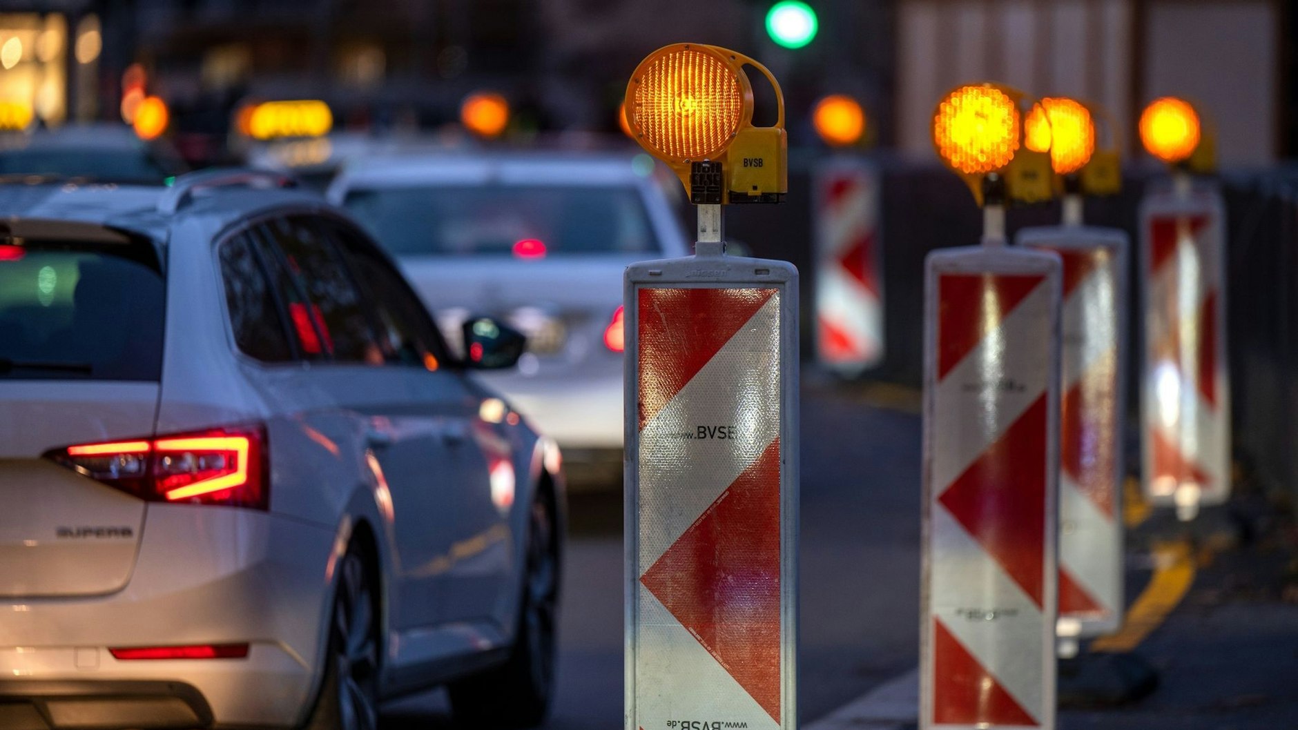 Überall in Berlin wird gebaut - und Autofahrer brauchen oft starke Nerven.