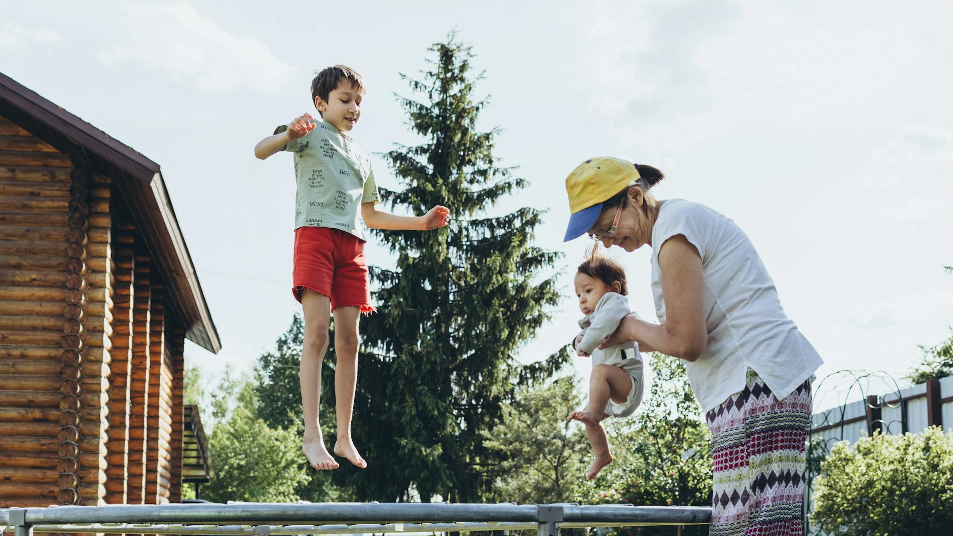 Rückhalt bei der Familie macht Menschen im Alter oft glücklicher.