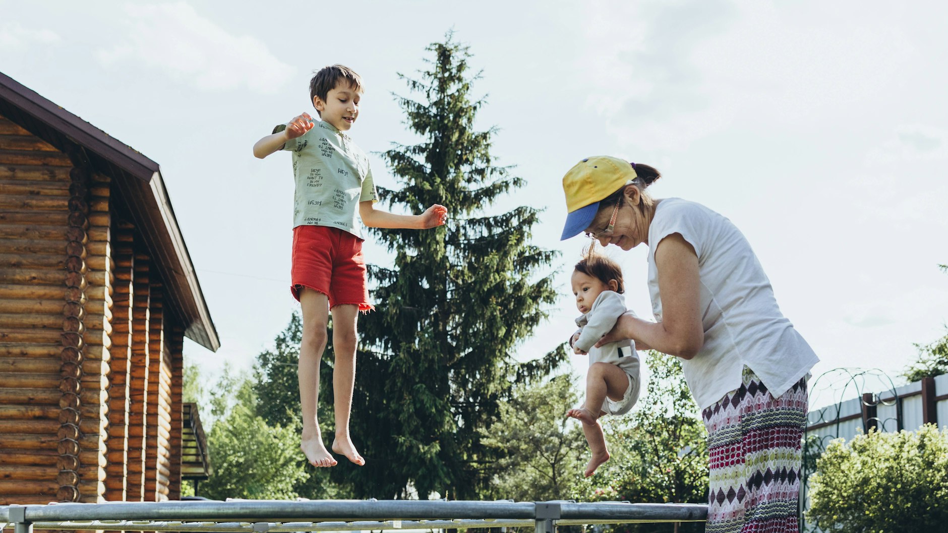 Rückhalt bei der Familie macht Menschen im Alter oft glücklicher.