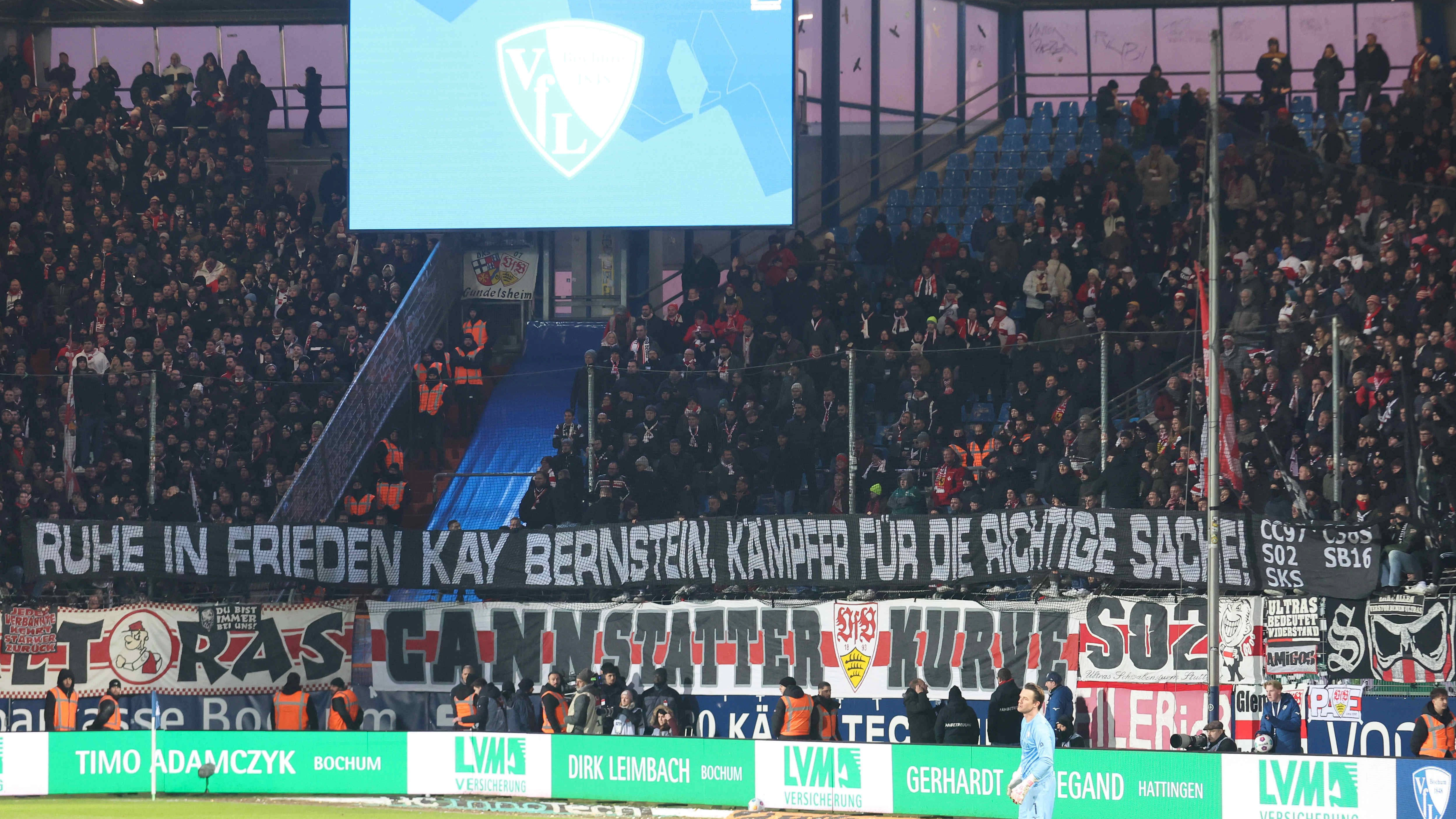 Die Ultras des VfB Stuttgart zogen im Bochumer Stadion ein Banner nach dem Tod Kay Bernsteins auf: „Ruhe in Frieden Kay Bernstein, Kämpfer für die richtige Sache.“