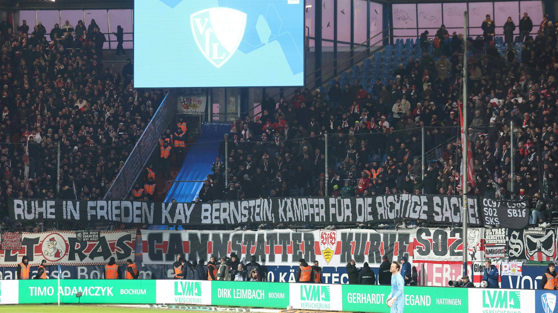 Die Ultras des VfB Stuttgart zogen im Bochumer Stadion ein Banner nach dem Tod Kay Bernsteins auf: „Ruhe in Frieden Kay Bernstein, Kämpfer für die richtige Sache.“