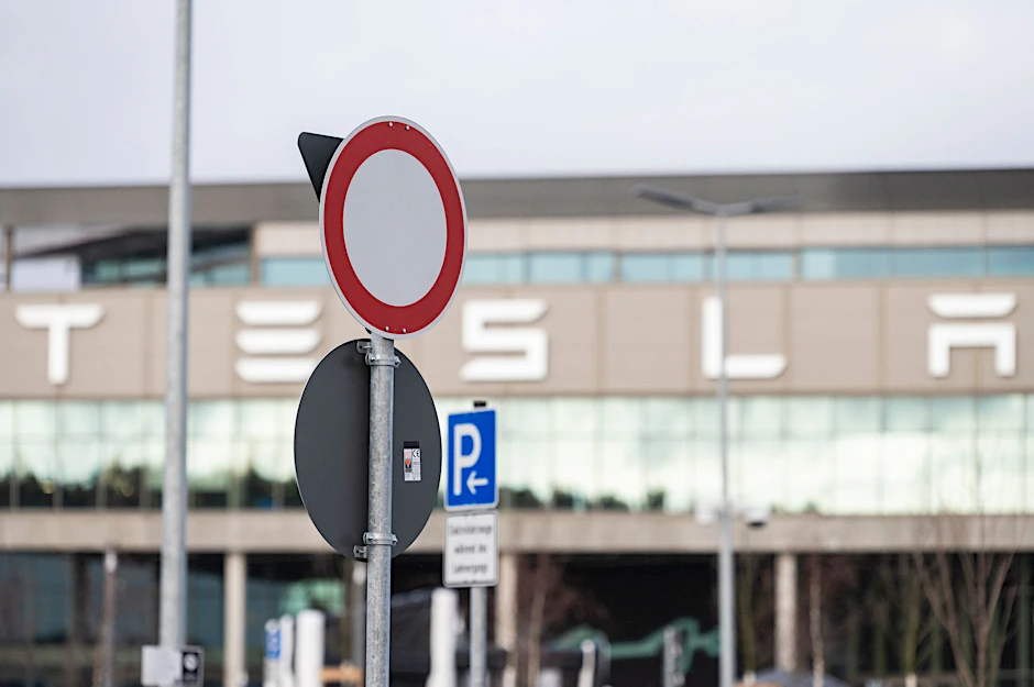 ARCHIV - Vor dem Eingang der Tesla Fabrik «Gigafactory Berlin-Brandenburg» steht ein Verkehrsschild für «Durchfahrt verboten».  