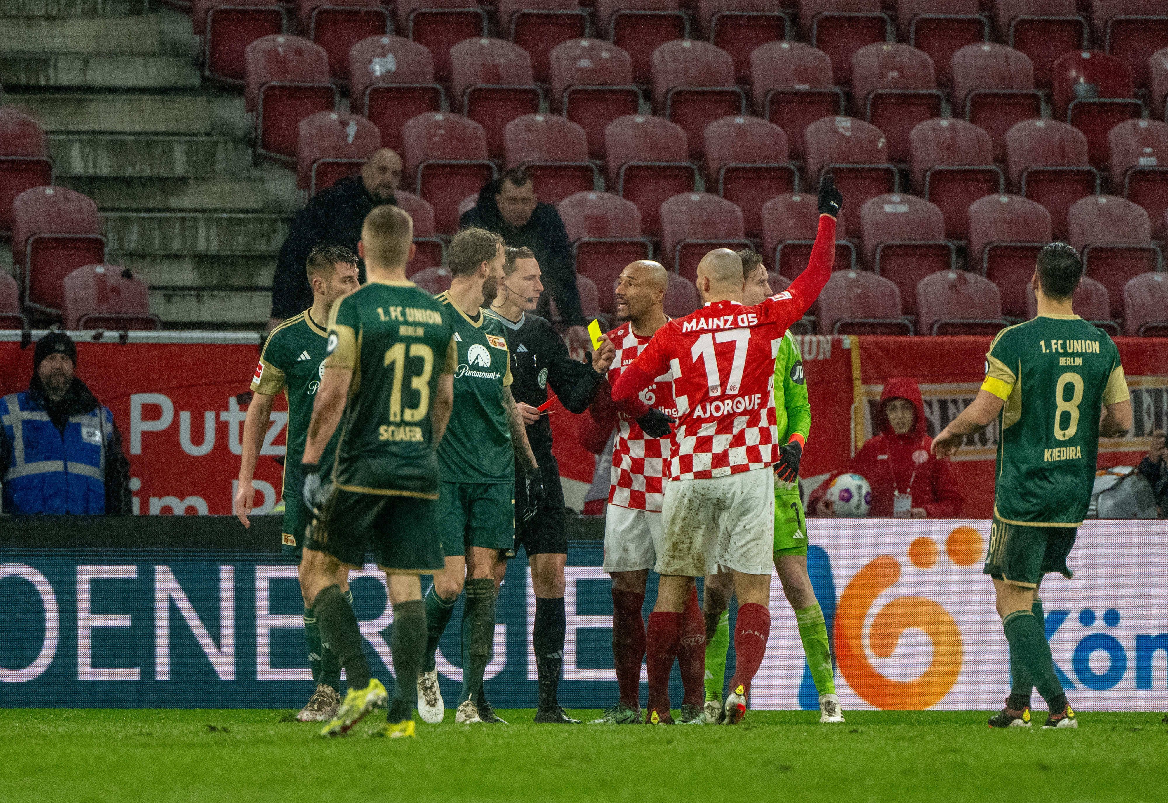 Irre Szene bei Union gegen Mainz: Schiedsrichter will Rot zeigen, darf es aber nicht!