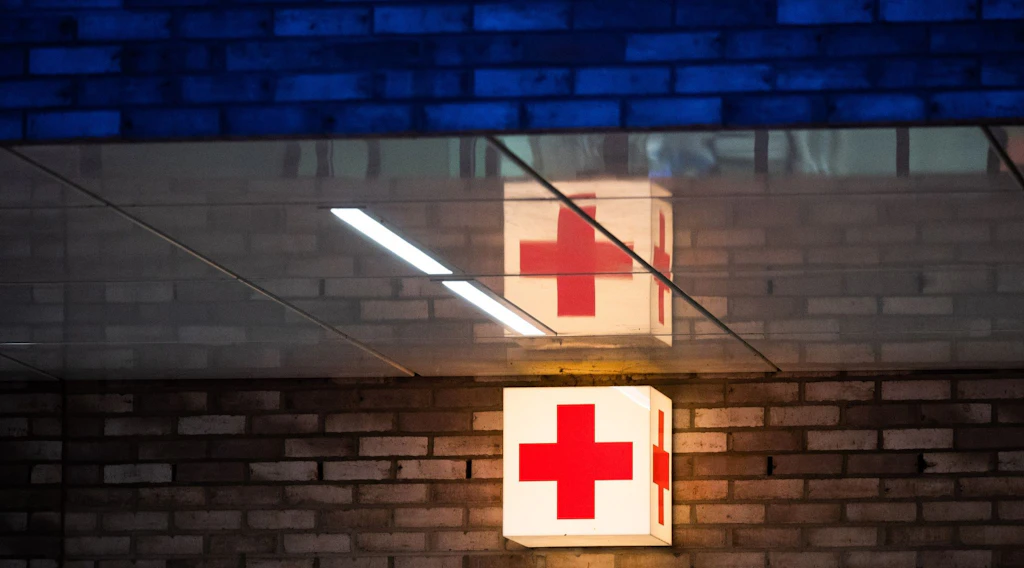 Berliner DRK-Klinik um 1,6 Millionen Euro betrogen: IT-Mitarbeiter angeklagt