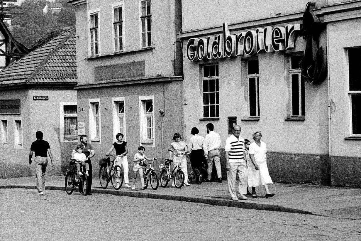 In einem Dresdener Stadtteil wird für den Goldbroiler geworben (1985). Kaum einer ahnte, dass das Brathähnchen eine US-Erfindung war.