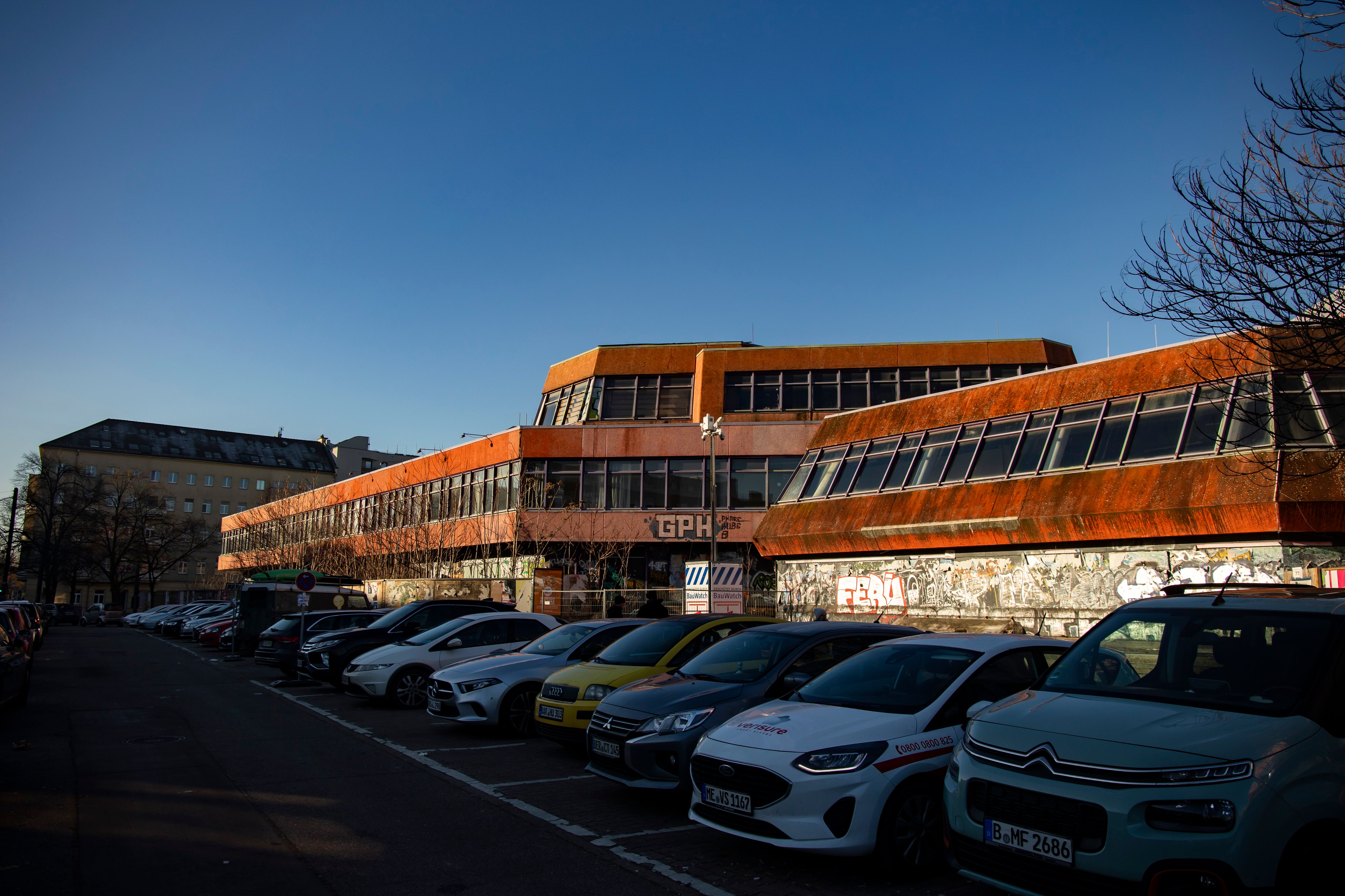 Wohnungen statt DDR-Spaßbad: Lässt der Senat Teile vom SEZ stehen?