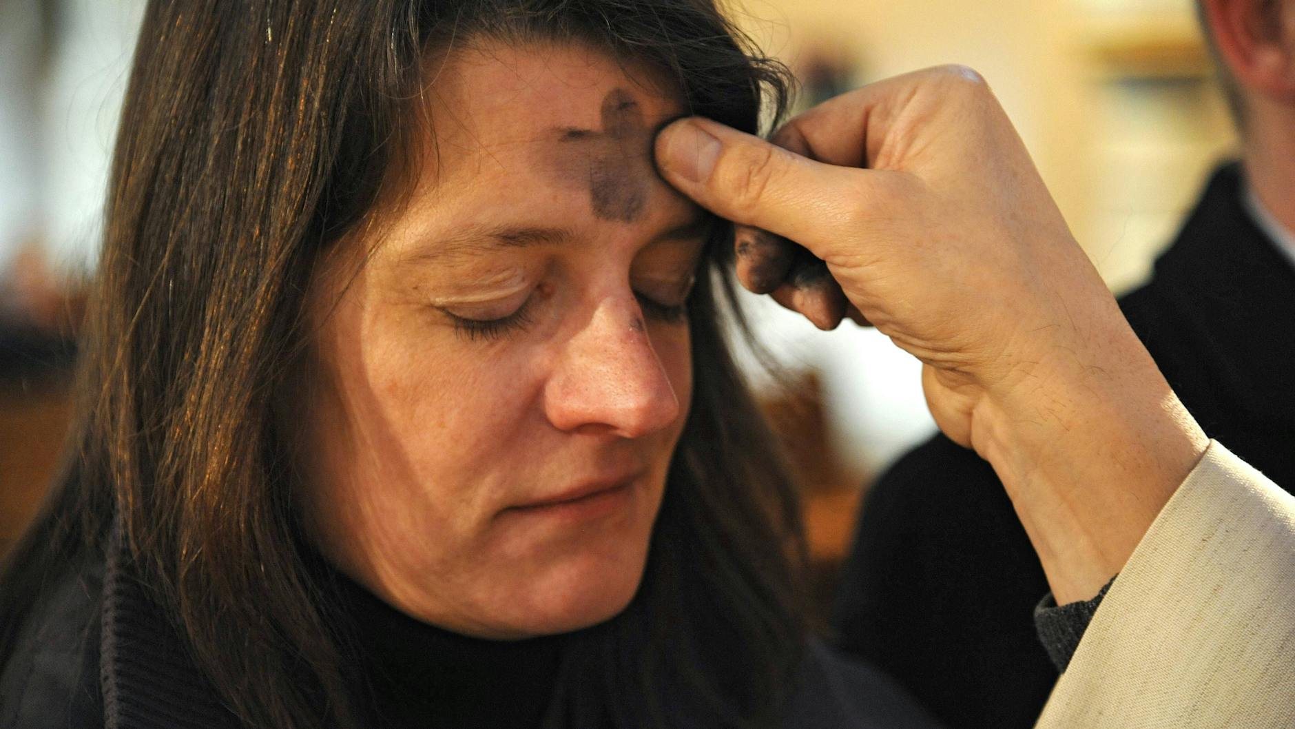 Am Aschermittwoch ist alles vorbei. Im katholischen Gottesdienst bekommen an diesem Tag Gläubige vom Priester ein Asche-Kreuz auf die Stirn gezeichnet. 