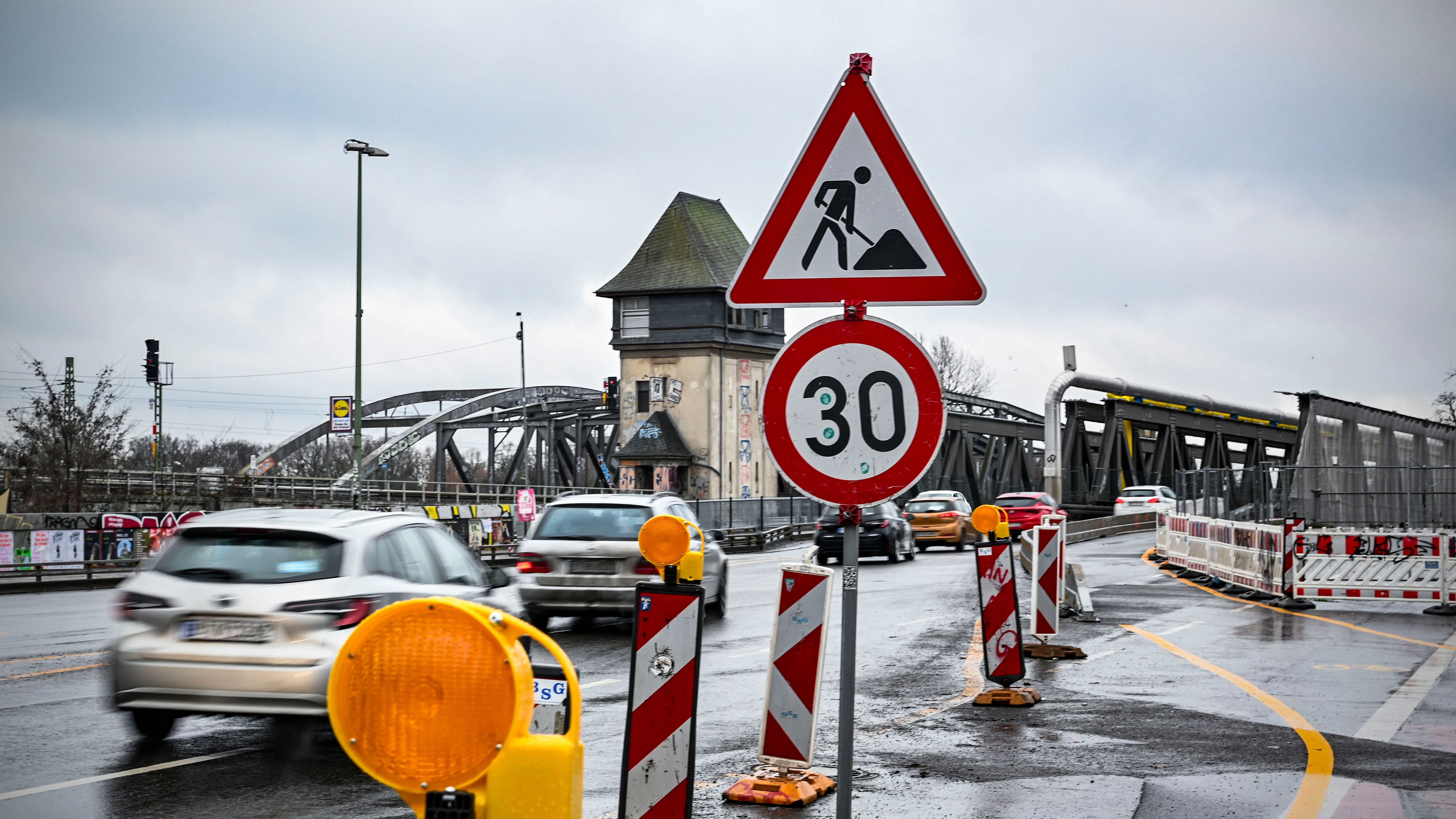 An der Elsenbrücke wird seit geraumer Zeit gebaut, nachdem 2018 Schäden festgestellt wurden. Bis 2028 sollen sich Abriss und Neubau hinziehen.&nbsp;
