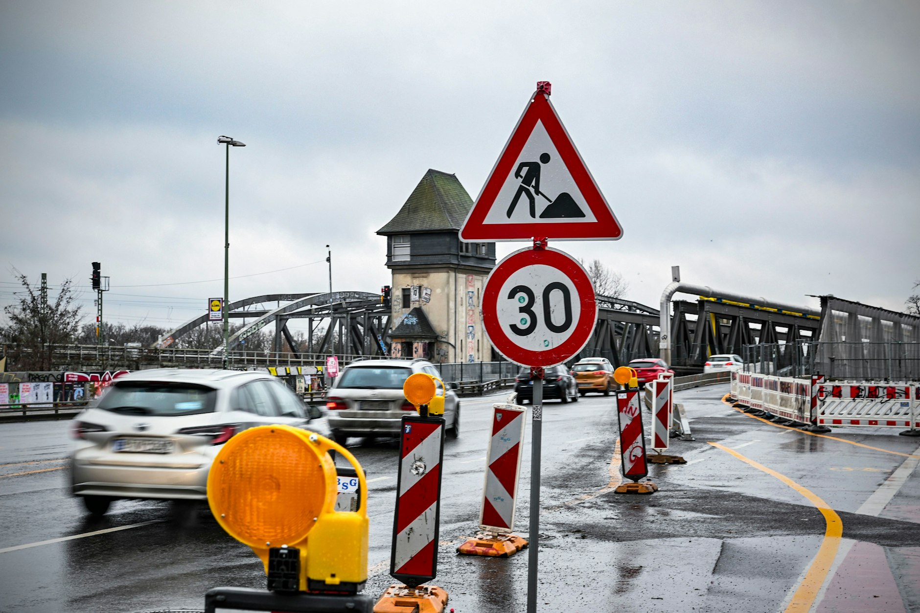 An der Elsenbrücke wird seit geraumer Zeit gebaut, nachdem 2018 Schäden festgestellt wurden. Nun wird die Brücke am Wochenende voll gesperrt.