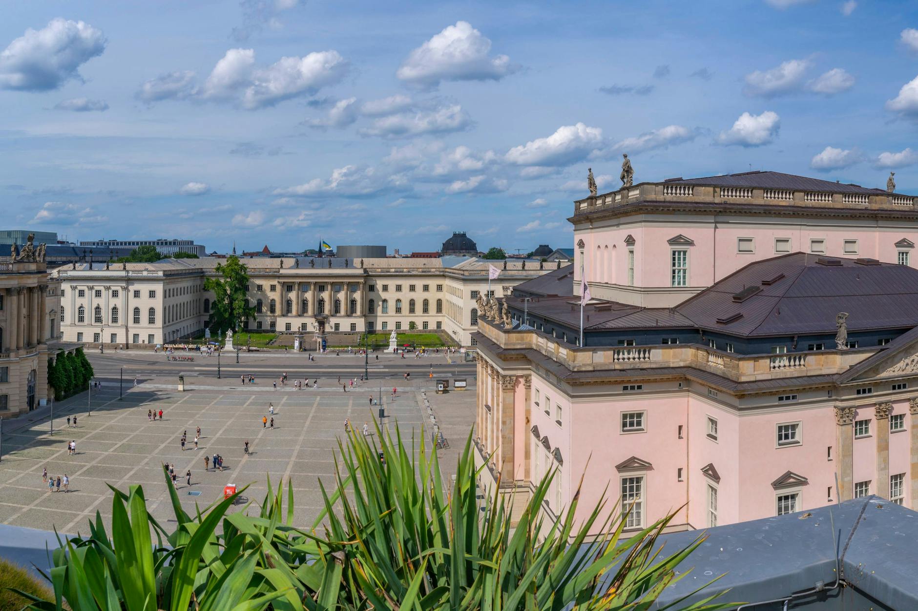 Blick von der Dachterrasse des Hotels auf den Boulevard Unter den Linden und die Humboldt-Universität