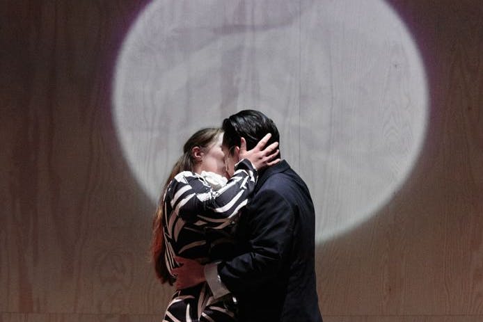 Geküsst und nicht nur gesungen wird in der Neuköllner Oper bei „Lisas Land des Lächelns“: „Dein ist mein ganzes Herz ...“