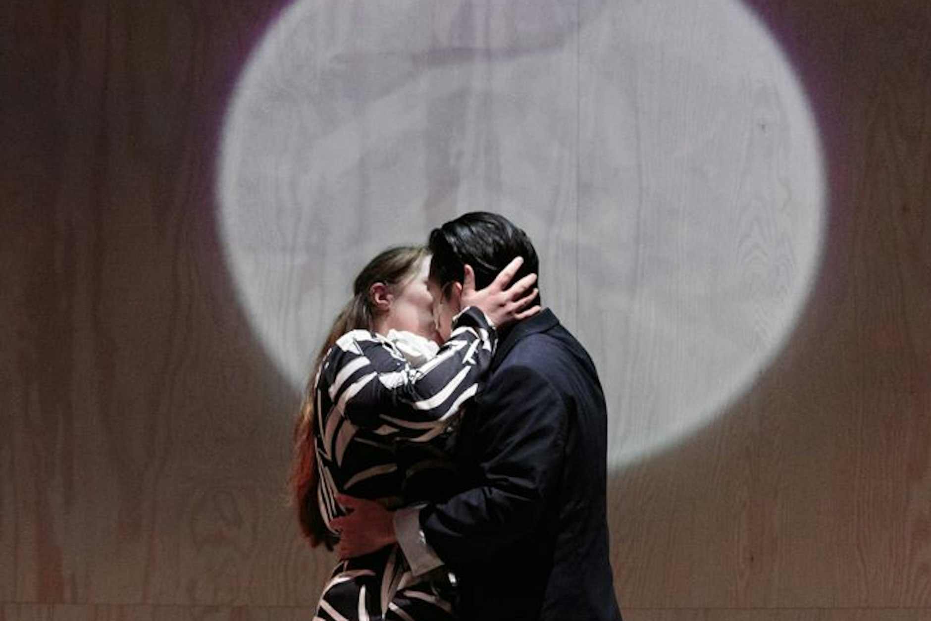 Geküsst und nicht nur gesungen wird in der Neuköllner Oper bei „Lisas Land des Lächelns“: „Dein ist mein ganzes Herz ...“