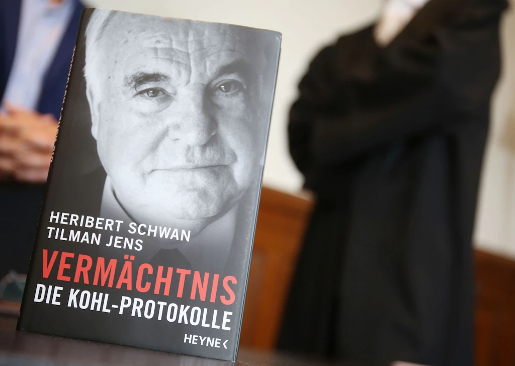 Gericht verbietet weitere Passagen aus Buch über Helmut Kohl