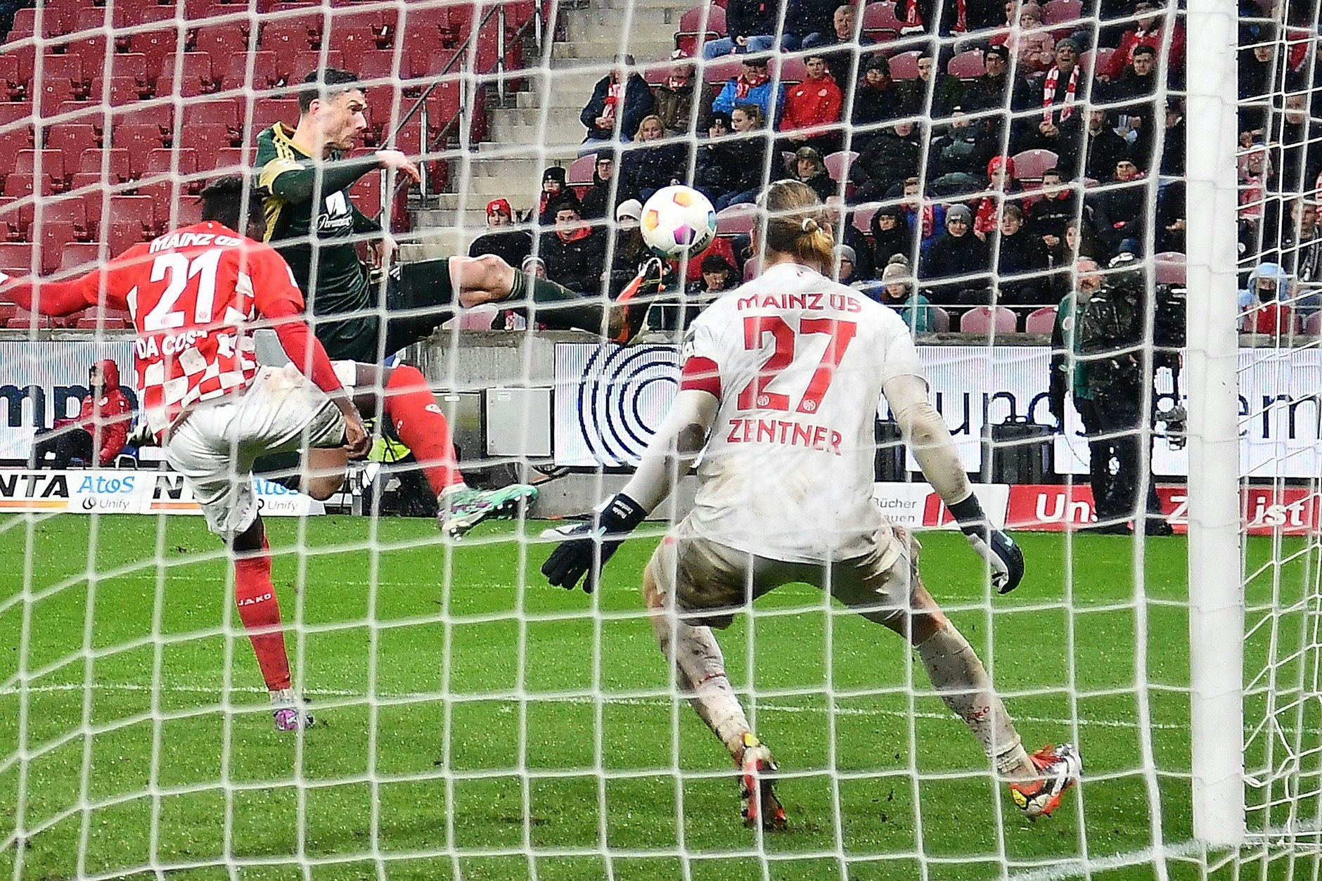 Hat er nicht so gemacht? Hat er doch! Robin Gosens trifft artistisch für den 1. FC Union in Mainz. 