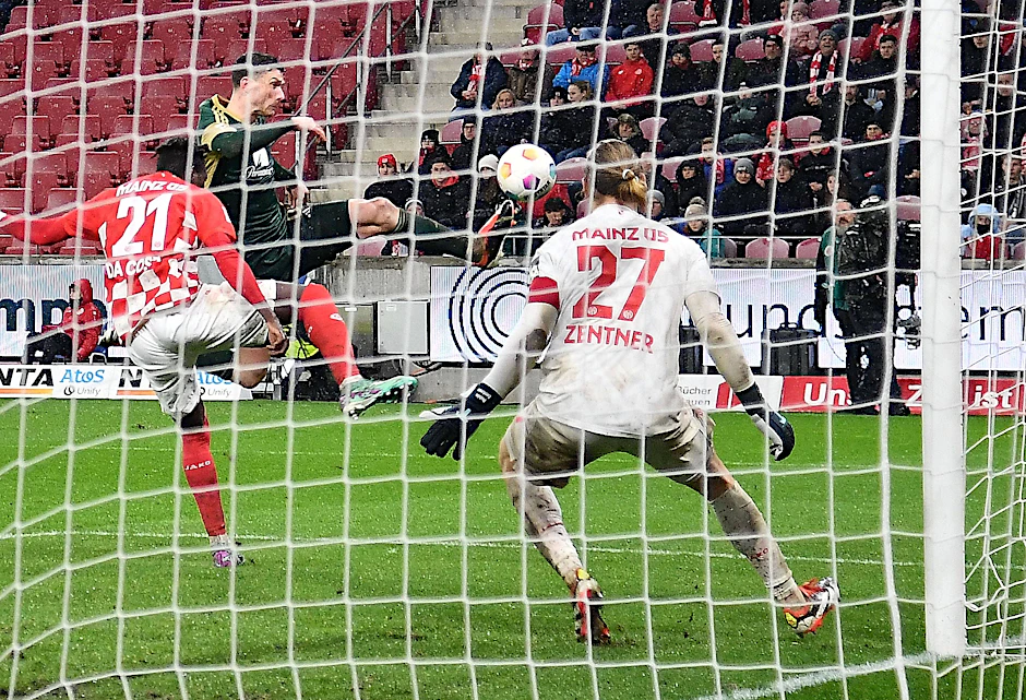 Hat er nicht so gemacht? Hat er doch! Robin Gosens trifft artistisch für den 1. FC Union in Mainz.&nbsp;