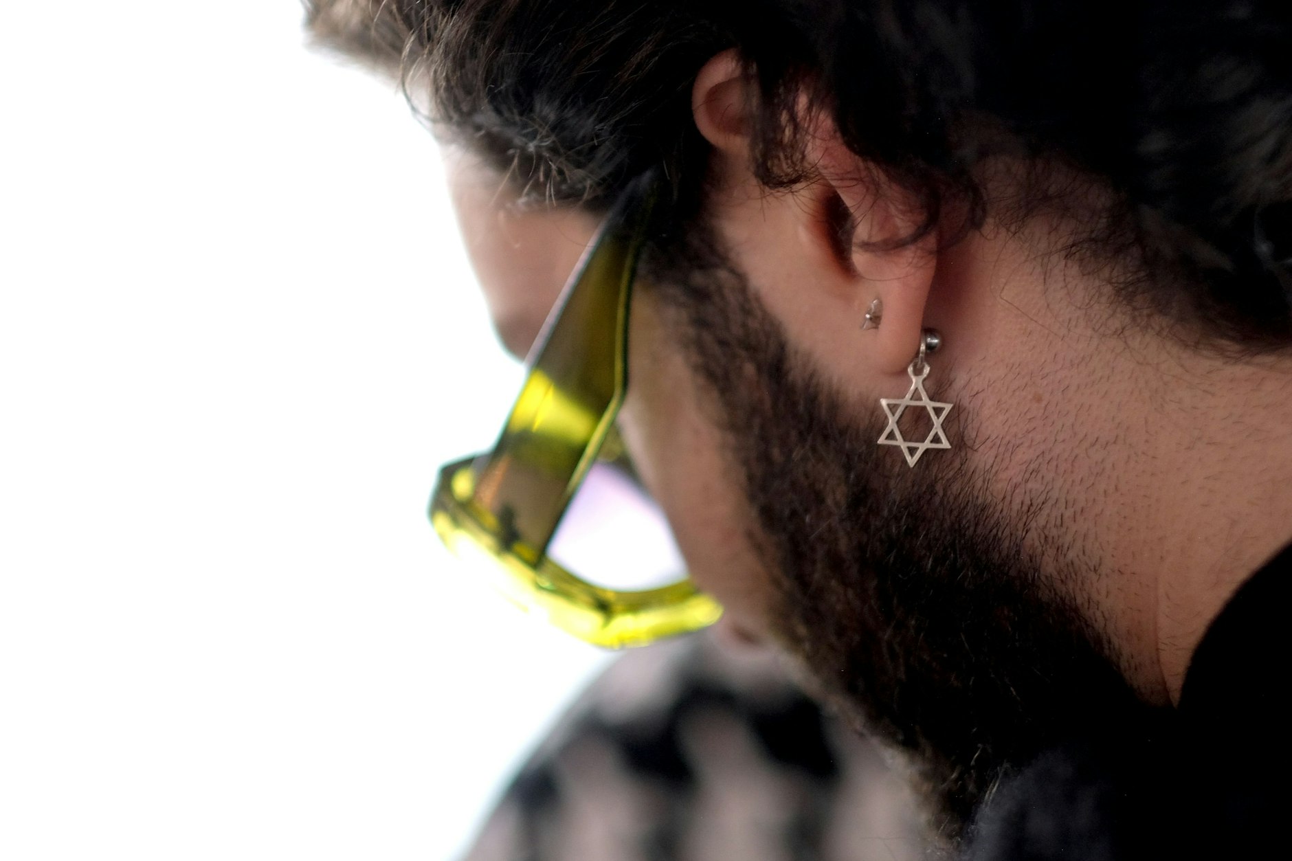 Klares Statement: Ein Besucher bei einer Show im Pressecafé.