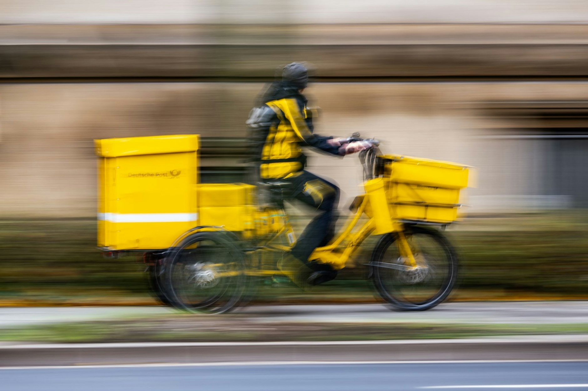 Zu schnell für die Kamera: Ein Postbote ist im Eiltempo unterwegs.&nbsp;