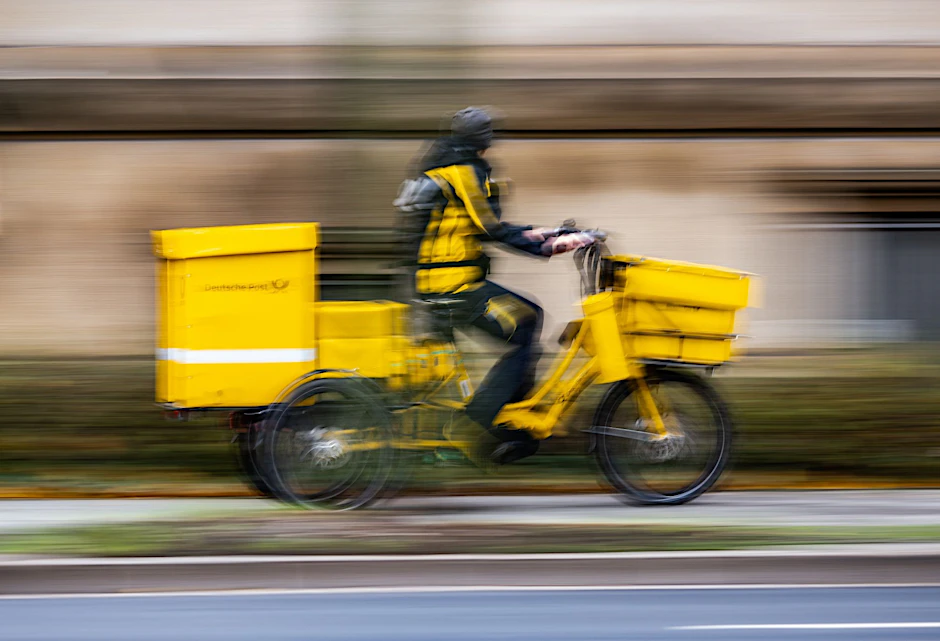Zu schnell für die Kamera: Ein Postbote ist im Eiltempo unterwegs.&nbsp;