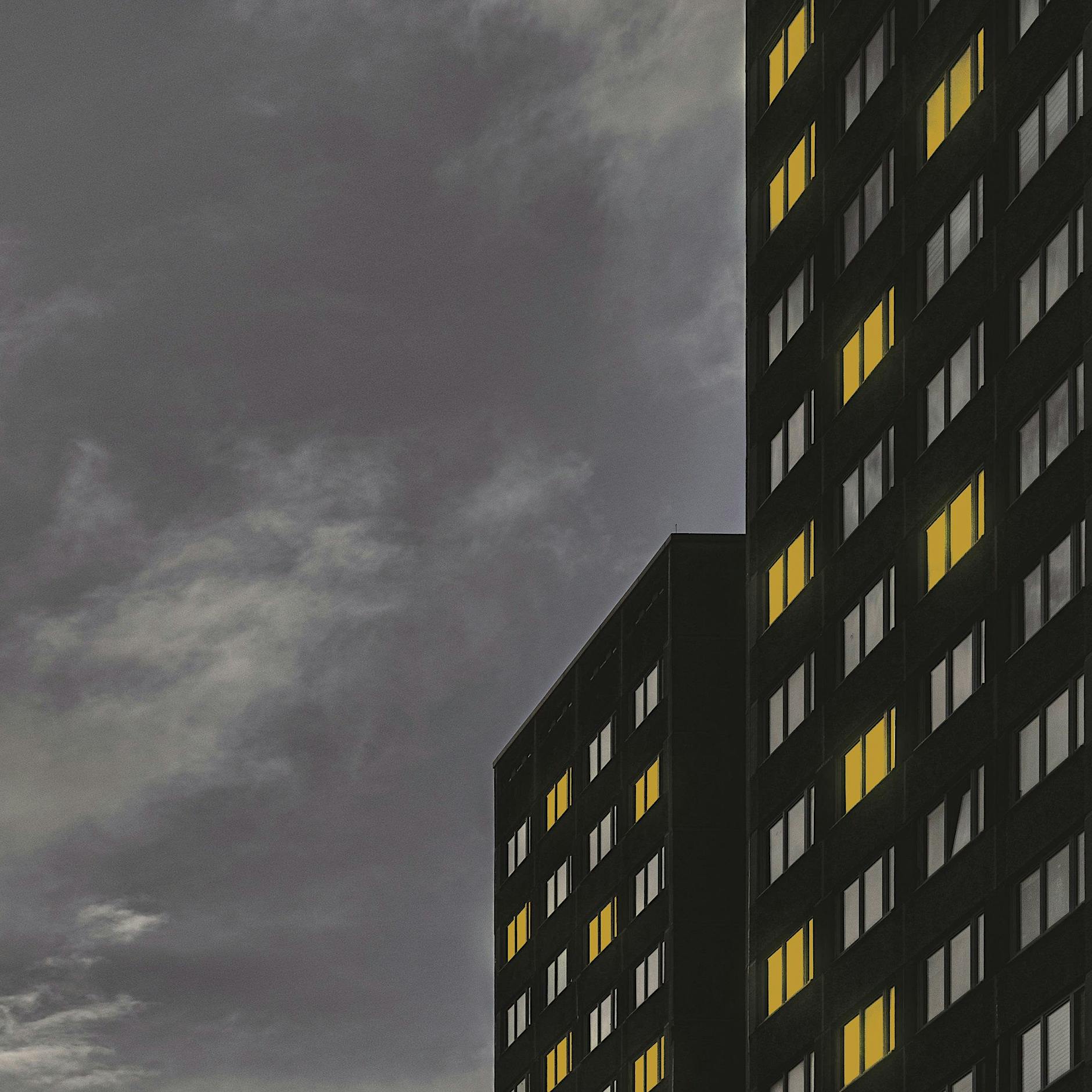 Versuchter Mord? 14-Jähriger wirft Schranktür aus dem Fenster in Marzahn