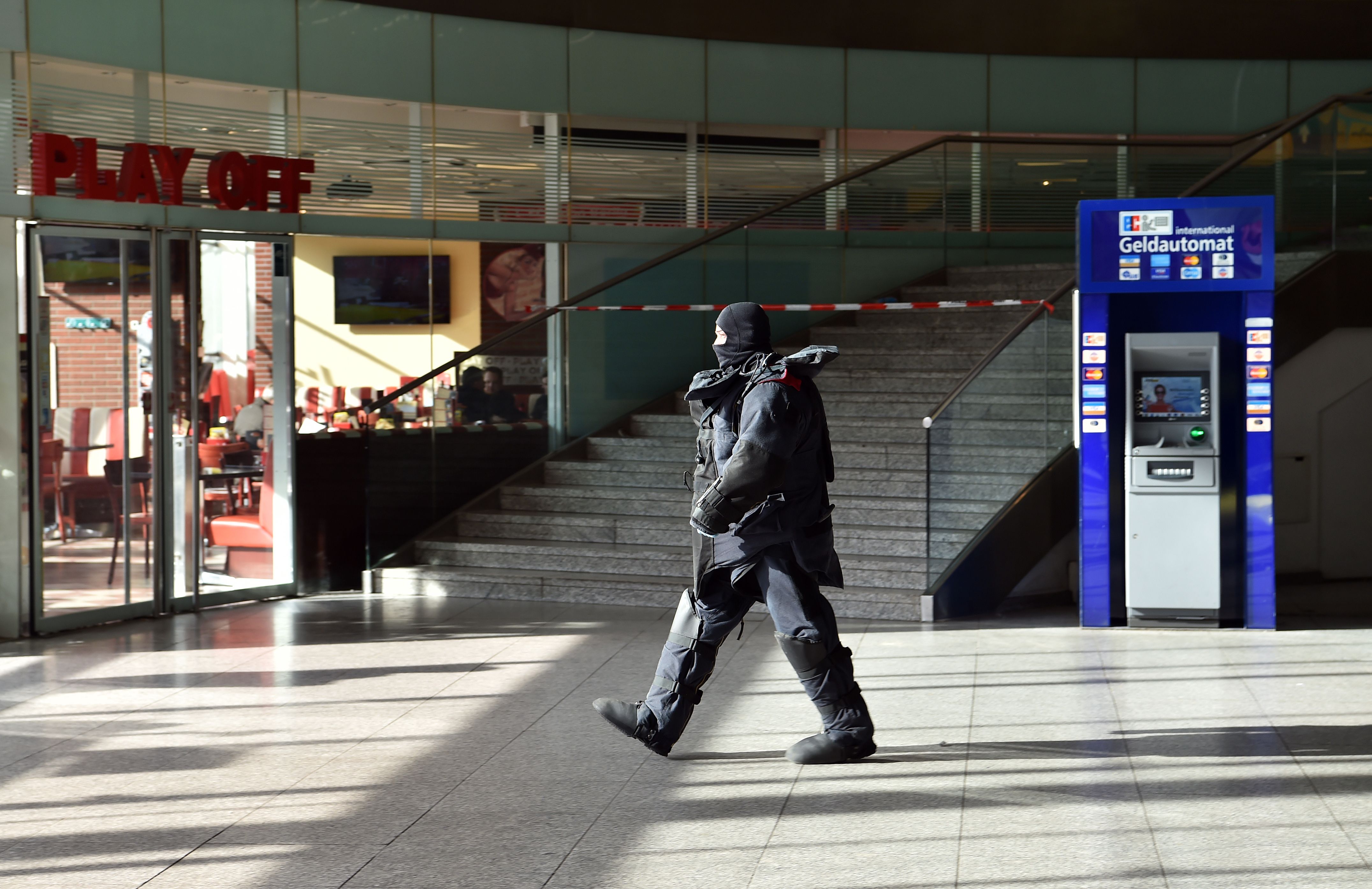 Ostbahnhof in Berlin-Friedrichshain: Decke teilweise eingestürzt