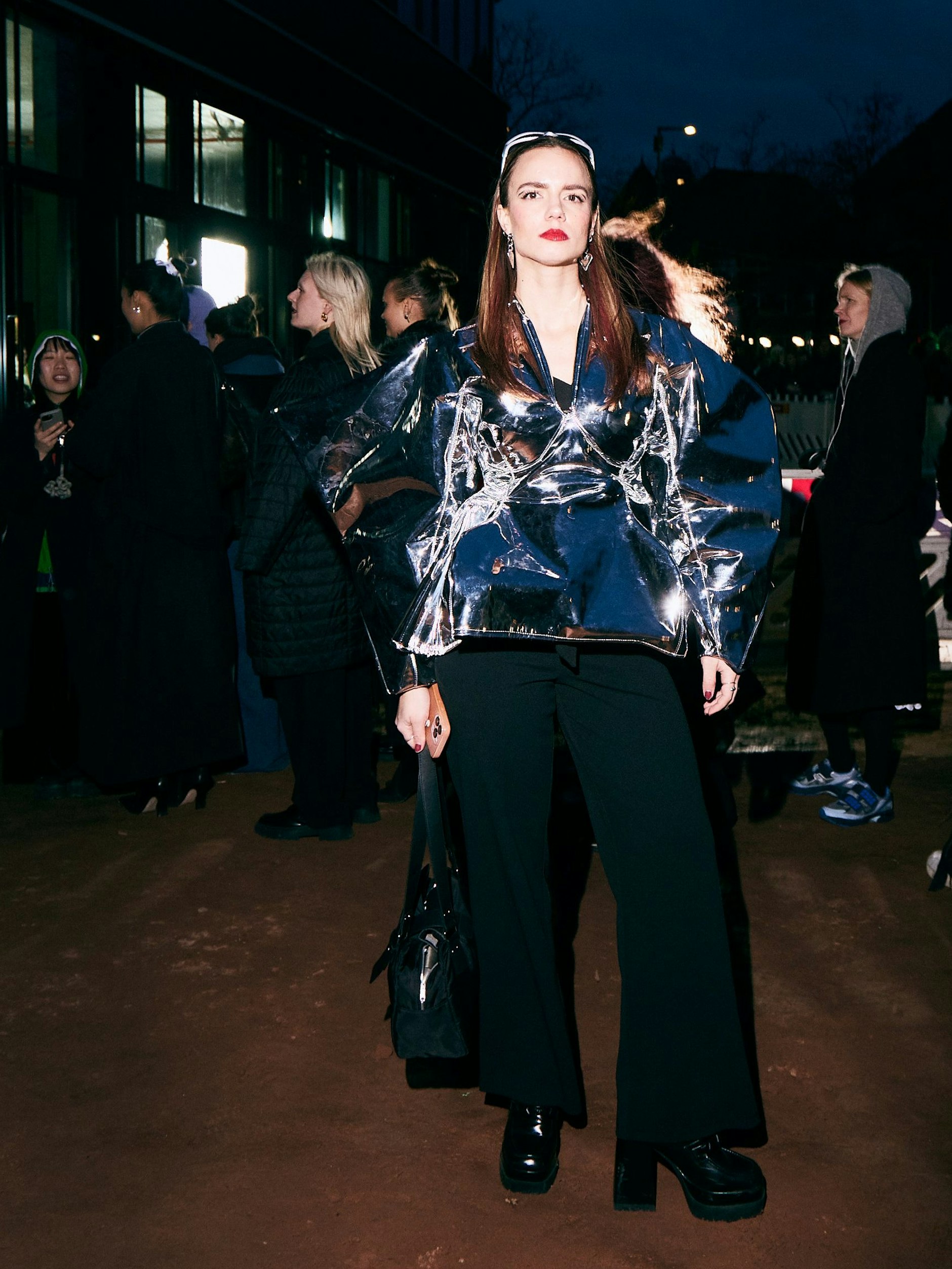 Die Berlinerin Kristýna trägt eine silberfarbene Lackjacke. Das gute Stück ist ein Entwurf der Designerin Marija Canji für ihr Label Chany Maria. Instagram: <a target="_blank" rel="nofollow" href="https://www.instagram.com/p/C3FKufusWYX/">@hell_0_kiki</a>