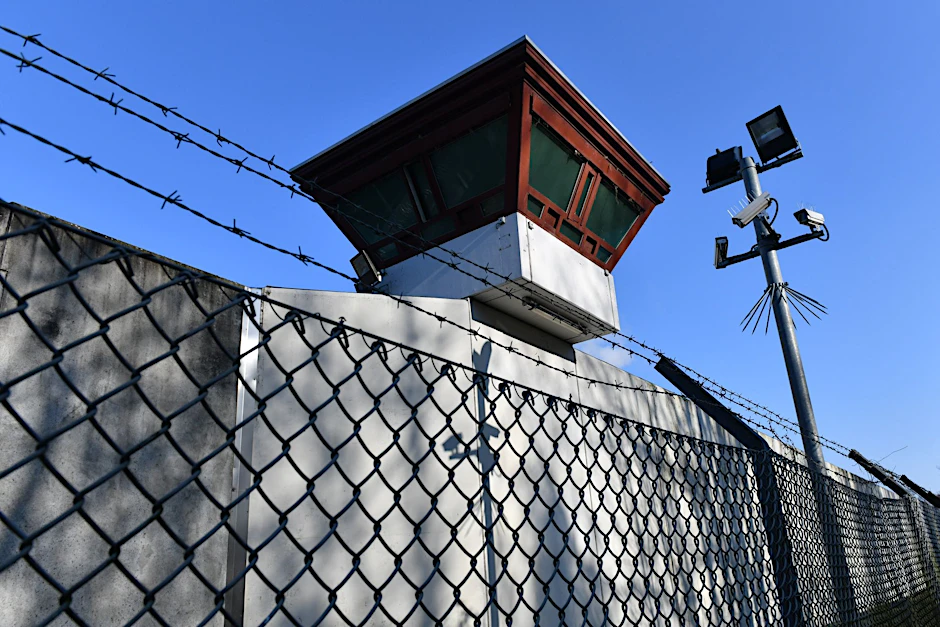ARCHIV - Die Justizvollzugsanstalt Tegel gehört zu einem der größten Gefängnisse Deutschlands.  