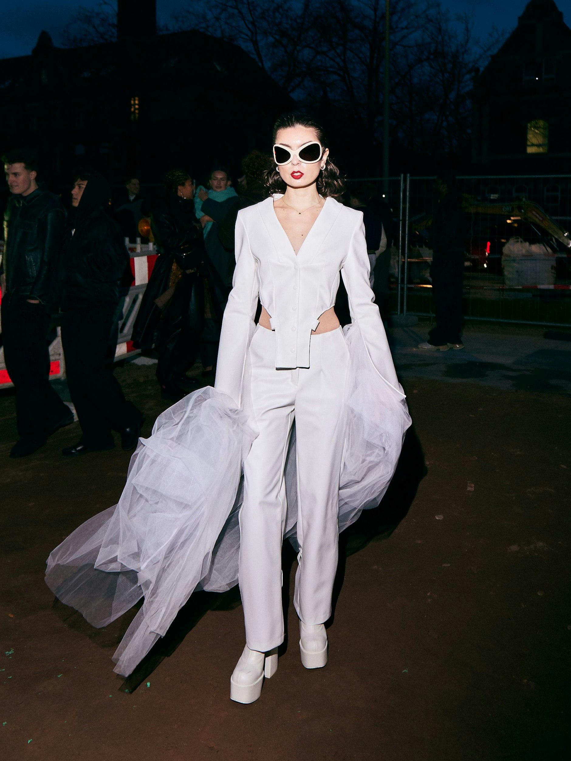 Ganz in Weiß gekleidet, leuchtet Adele im Dunkeln. Ihr Outfit ist ein Unikat, wie sie sagt. Die Sonnenbrille ist von Acne Studios. Instagram: <a target="_blank" rel="nofollow" href="https://www.instagram.com/khalilzadele/">@khalilzadele</a>