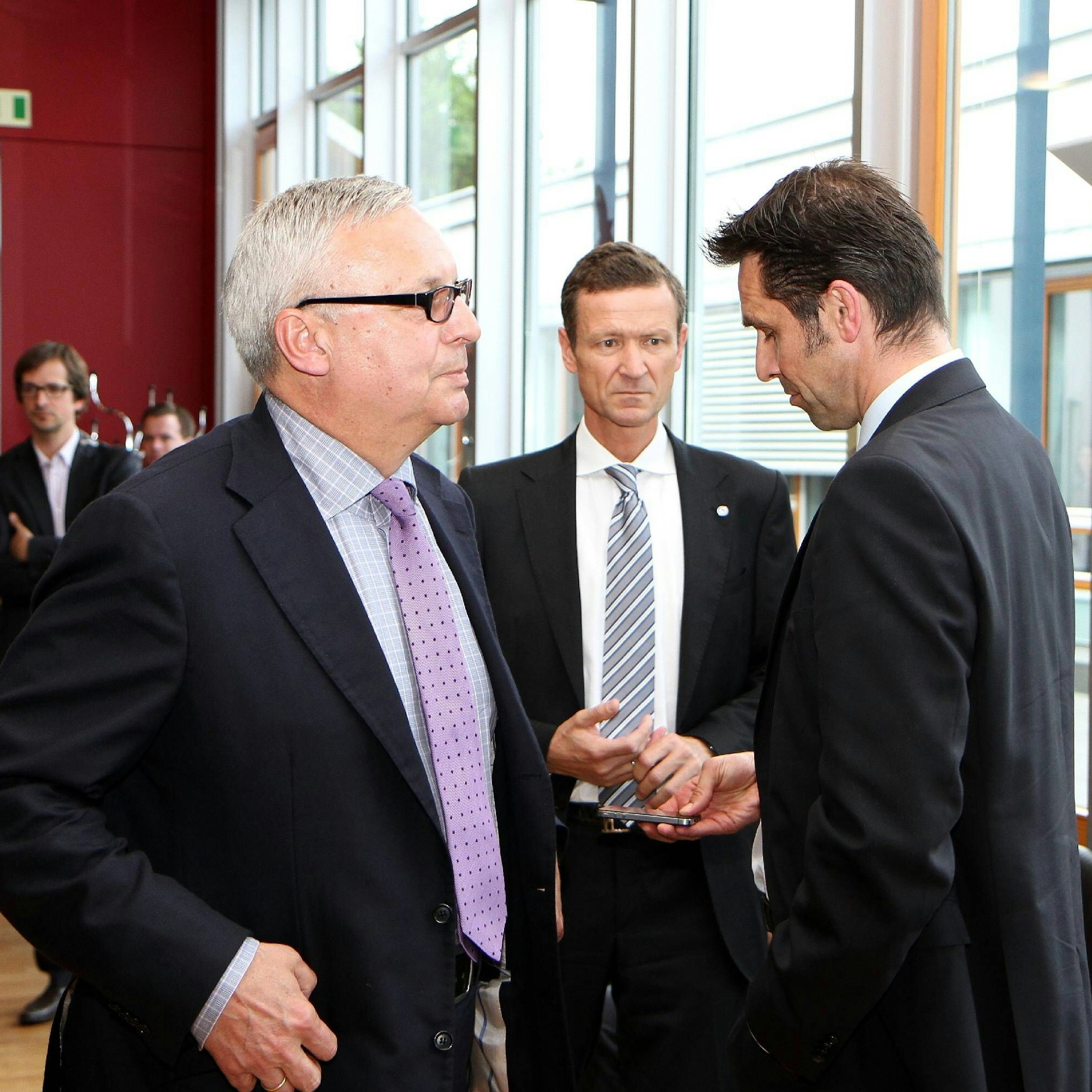 Tom Herrich (M.) erlebte schon harte Tage bei Hertha. Zum Beispiel mit Ex-Präsident Werner Gegenbauer und Ex-Manager Michael Preetz die verlorene DFB-Gerichtsverhandlung wegen des Relegationsskandals 2012.