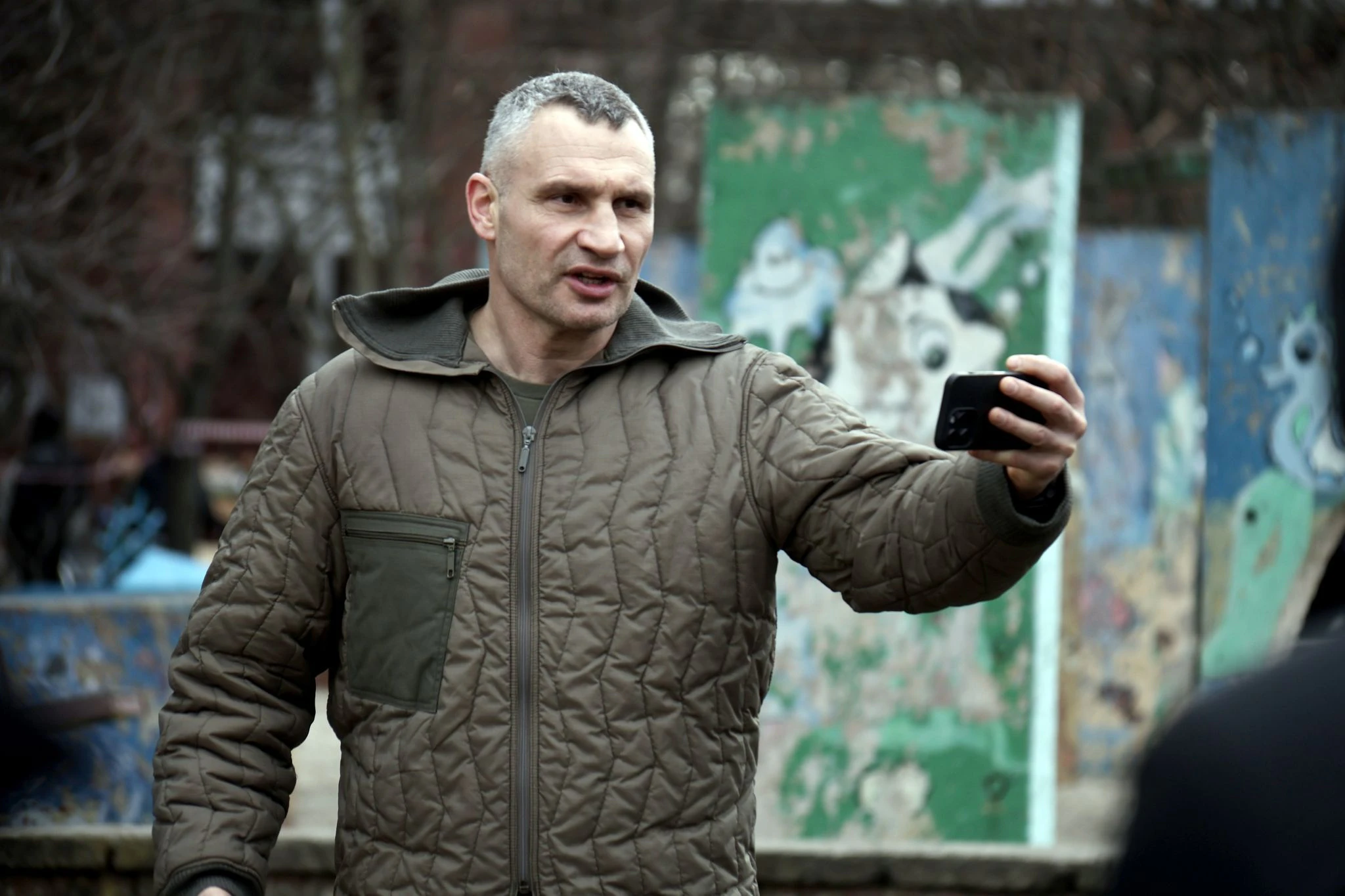 Kiews Bürgermeister Vitali Klitschko nimmt eine Video-Botschaft auf.  