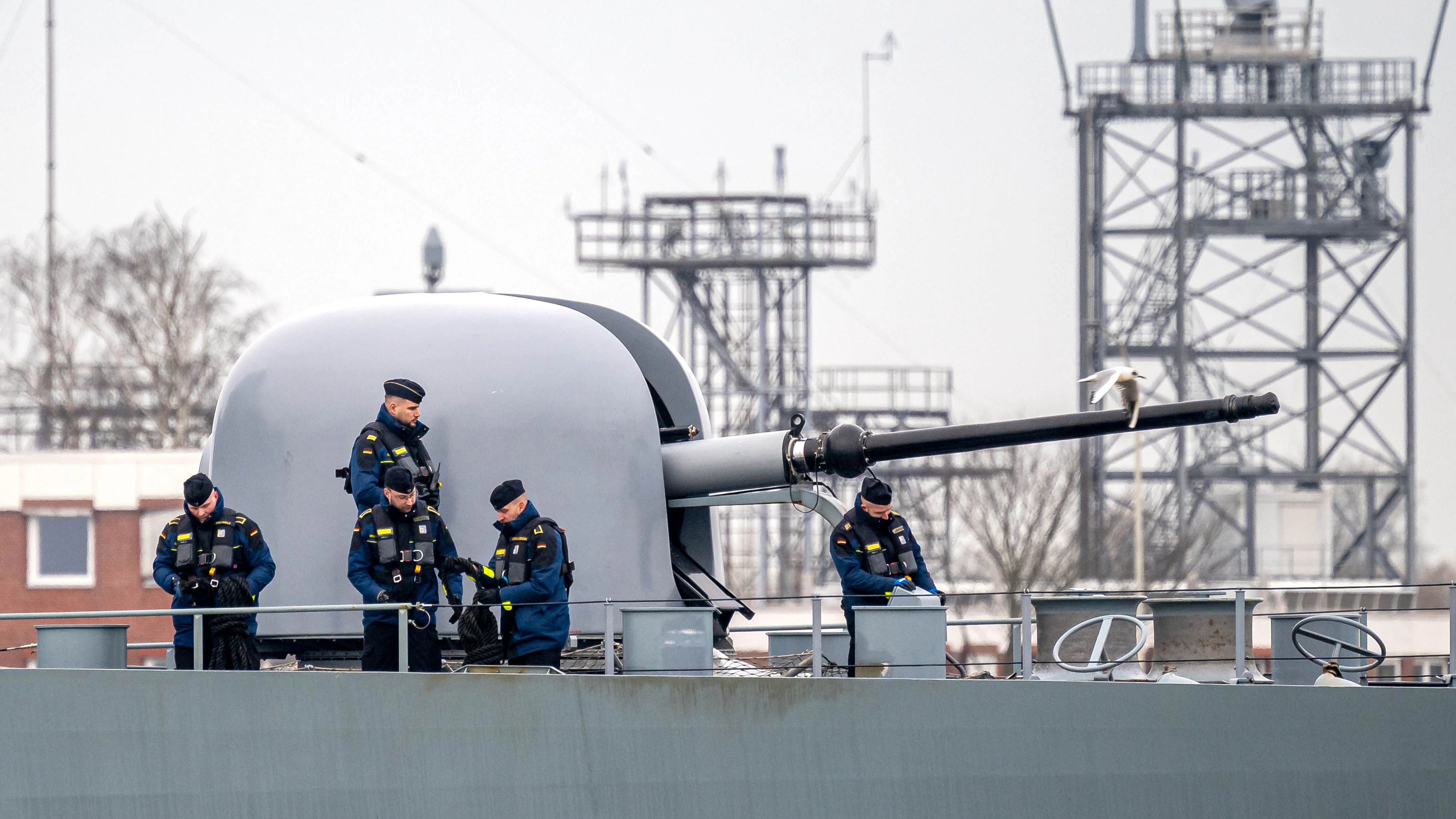 Wilhelmshaven: Die Fregatte „Hessen“ läuft aus dem Hafen aus. Das Schiff soll sich im Roten Meer am Schutz von Handelsschiffen gegen Angriffe der vom Iran unterstützten Huthi-Miliz zu beteiligen.&nbsp;