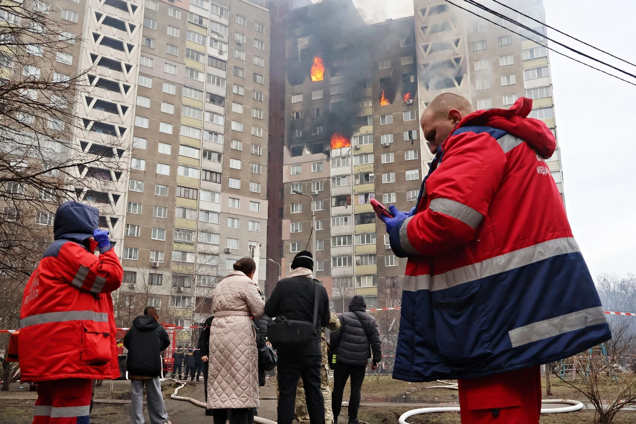 Ein Wohnhaus in der ukrainischen Hauptstadt Kiew steht nach einem russischen Raketenangriff in Flammen.   ZUMA Press Wire/dpa