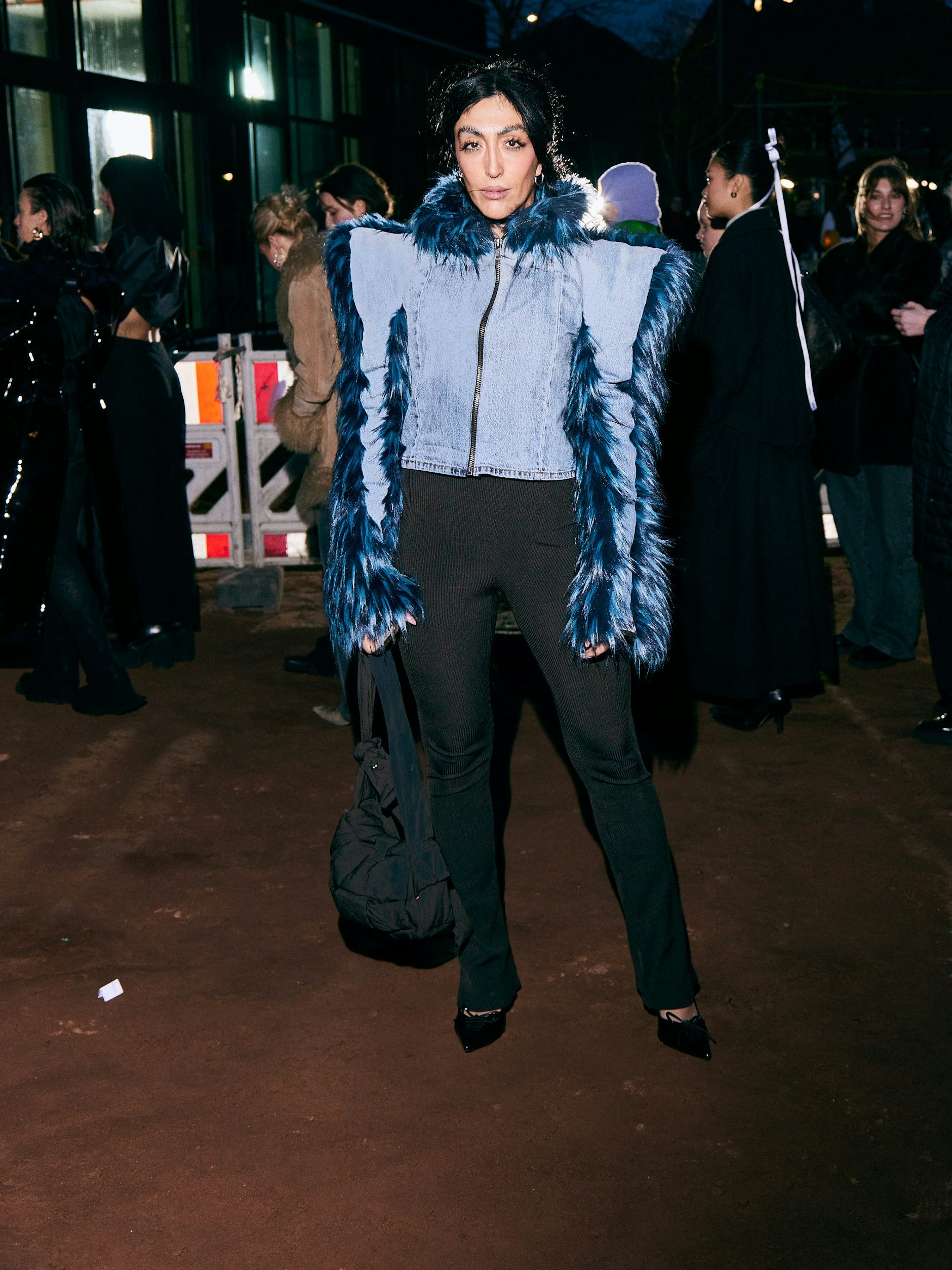 Die Gäste der Richert-Beil-Show betonen ihre Schultern gern. Die Berliner Künstlerin Jouana trägt eine Jeansjacke mit Fellbesatz des Labels Nur Hektor. Instagram: <a target="_blank" rel="nofollow" href="https://www.instagram.com/jouanasamia/">@jouanasamia</a>