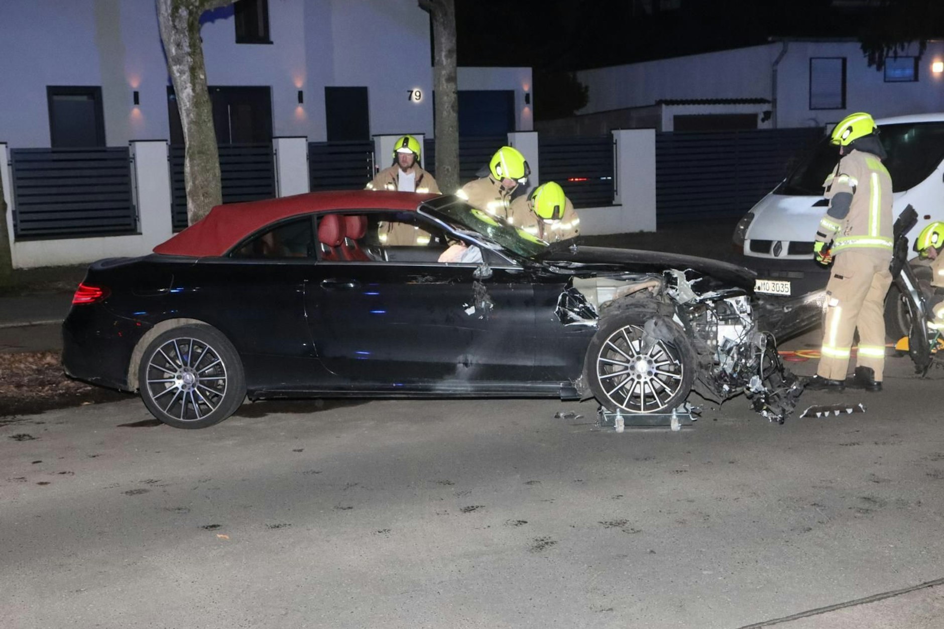 In Rudow knallte ein Mercedes Cabrio in einen geparkten Lkw, bohrte sich unter das Heck des Lastwagens. Es entstand ein hoher Sachschaden.