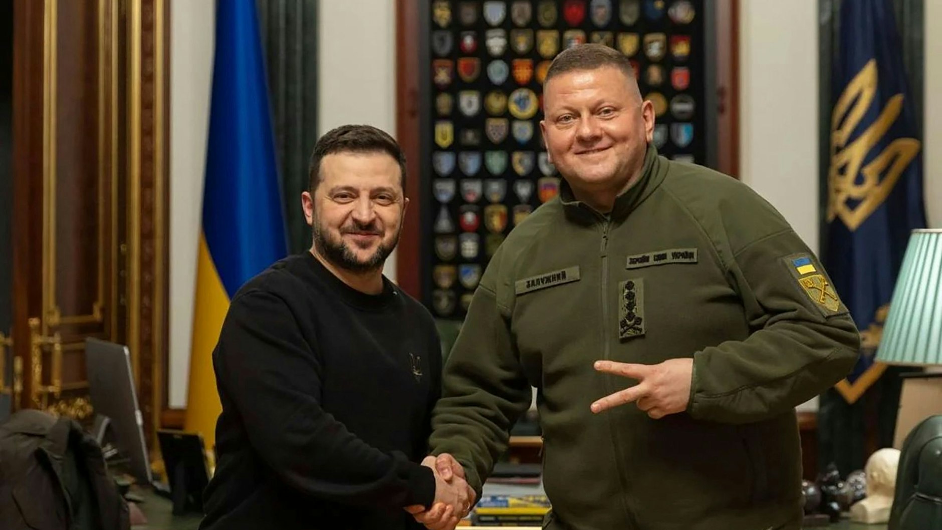 Ein Bild aus besseren Tagen: Nun entließ der ukrainische Präsident Selenskyj (links) den beliebten General.