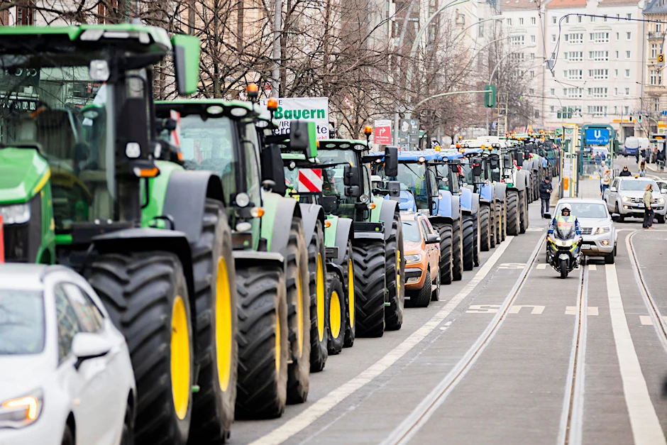 Landwirte mit ihren Traktoren bei Bauern-Protesten im Januar in Berlin: Jetzt sind Proteste deutscher und polnischer Bauern an Grenzübergängen zu Polen geplant.&nbsp;