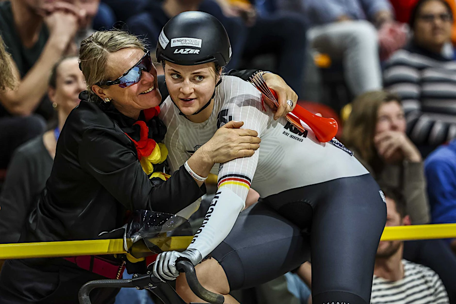 Lea Sophie Friedrich nach einem Rennen bei der Bahnrad-Europameisterschaft.  