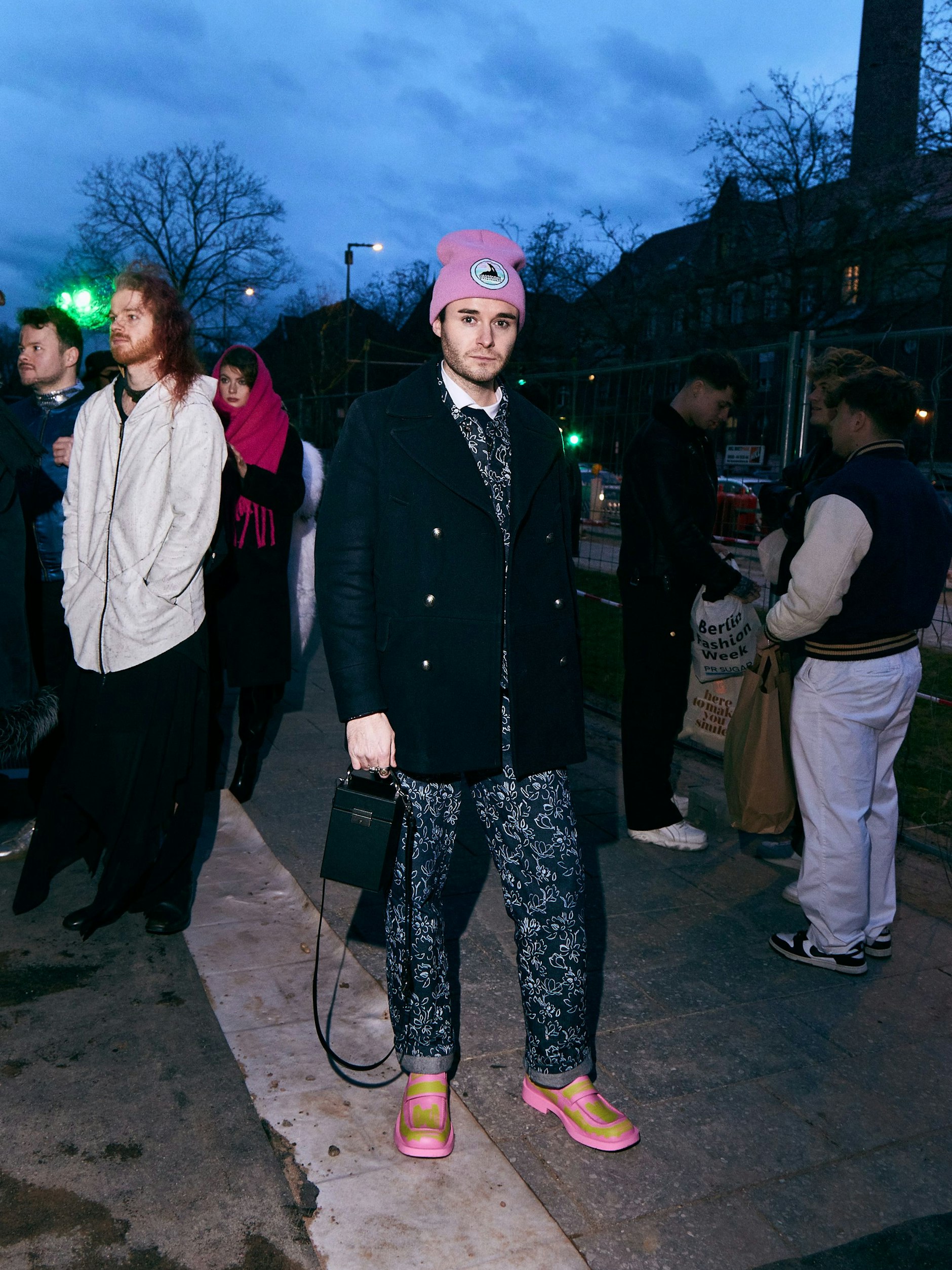 Der gemusterte Anzug von Louis ist von Arte Antwerp. Dazu trägt er Schuhe von Camperlab. Instagram: <a target="_blank" rel="nofollow" href="https://www.instagram.com/p/C3AHe2sMY4w/">@boy.in.loafers</a>