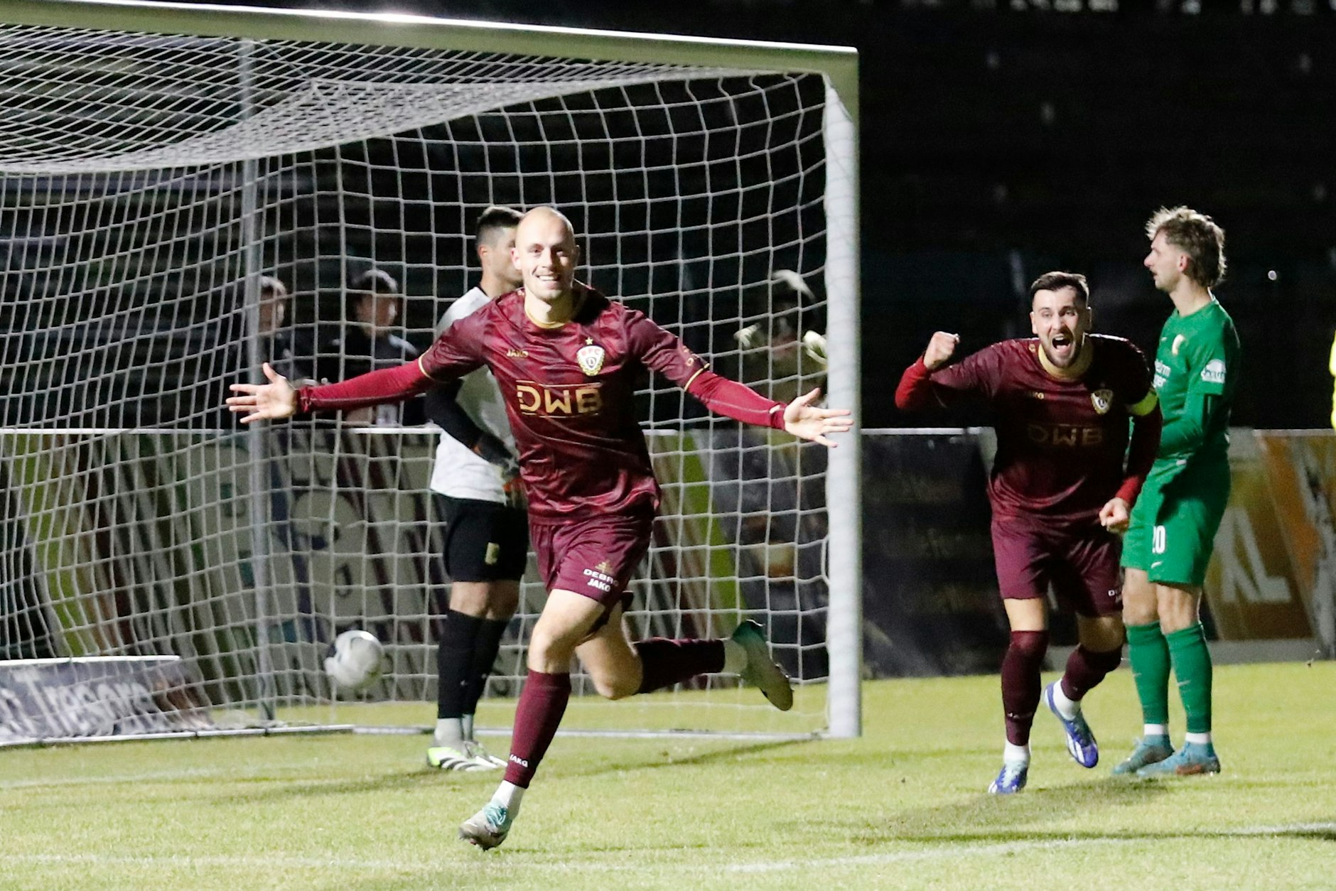 Dynamos Steffen Eder feiert sein 2:0 gegen Chemie Leipzig.