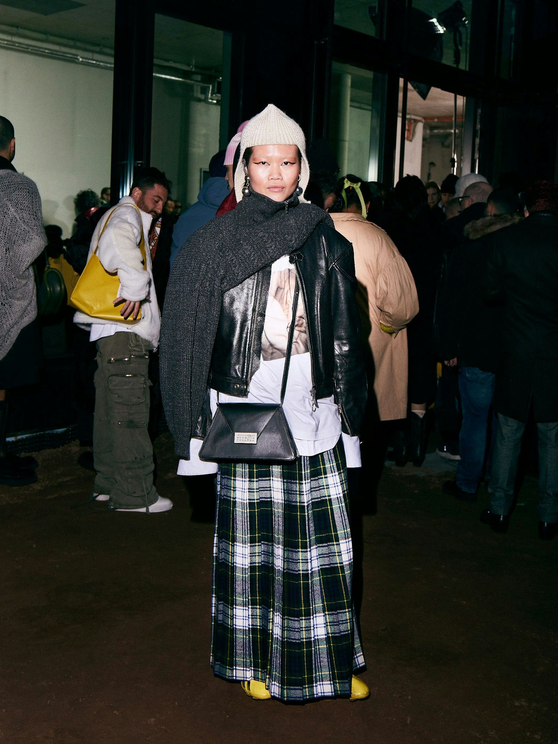 Eva ist inzwischen eine kleine Berliner Street-Style-Ikone. Zur Richert-Beil-Show im Westend kam sie in einem schottischen Kilt. Ihre Tasche ist von Maison Margiela. Instagram: <a target="_blank" rel="nofollow" href="https://www.instagram.com/ch.eva/">@ch.eva</a>