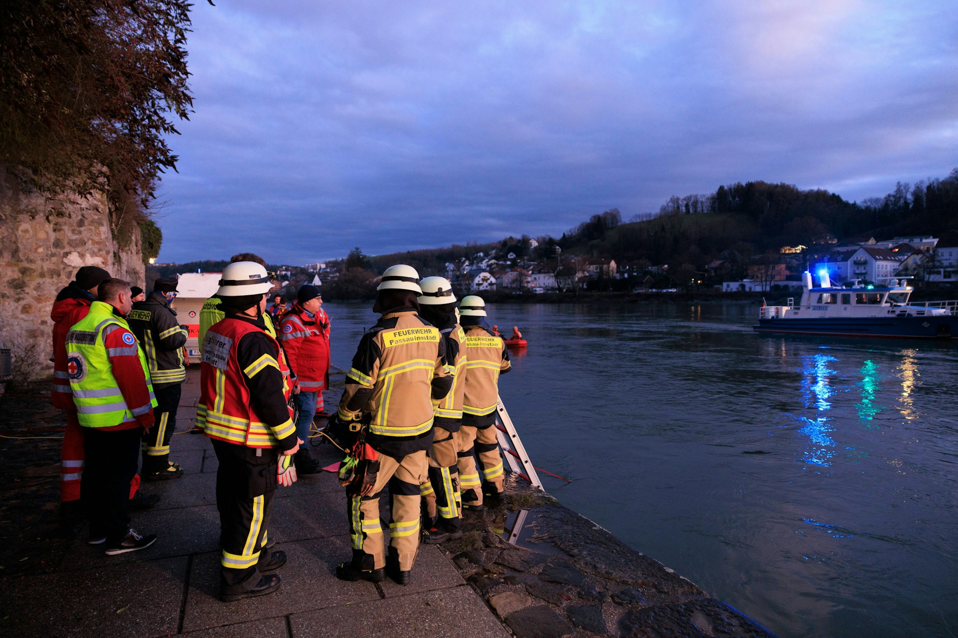 Rettungskräfte der Feuerwehr am Inn bei einem Einsatz im Dezember (Archivbild)