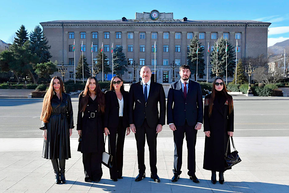 HANDOUT - Staatschef Ilham Aliyev (M) mit seiner Familie.  ffice/AP/dpa