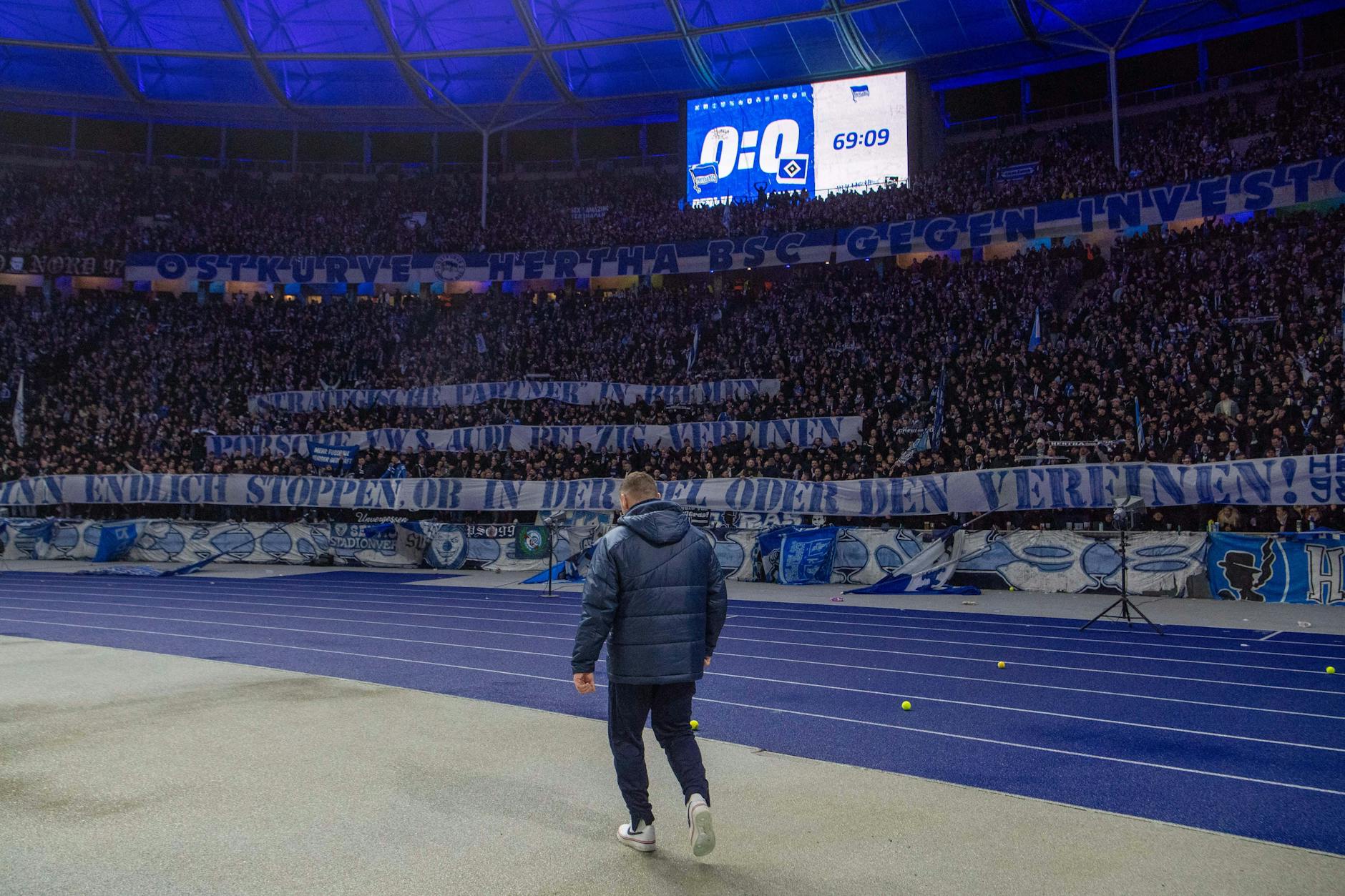 Vergangenen Sonnabend wurde Herthas Heimspiel gegen den HSV (1:2) für 33 Minuten wegen der Fan-Proteste mit Tennisbällen unterbrochen. Trainer Pal Dardai suchte den Dialog mi den Fans in der Ostkurve.