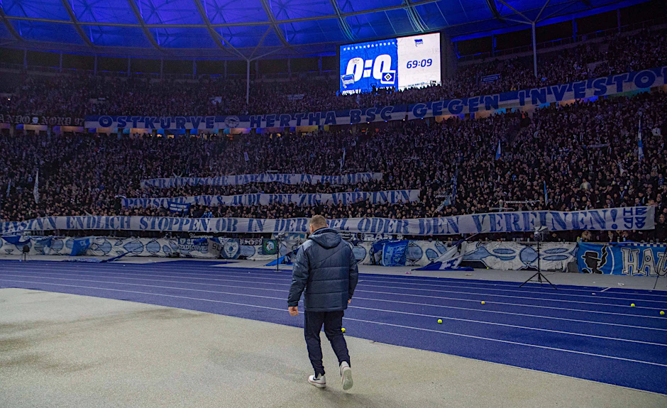 Vergangenen Sonnabend wurde Herthas Heimspiel gegen den HSV (1:2) für 33 Minuten wegen der Fan-Proteste mit Tennisbällen unterbrochen. Trainer Pal Dardai suchte den Dialog mi den Fans in der Ostkurve.
