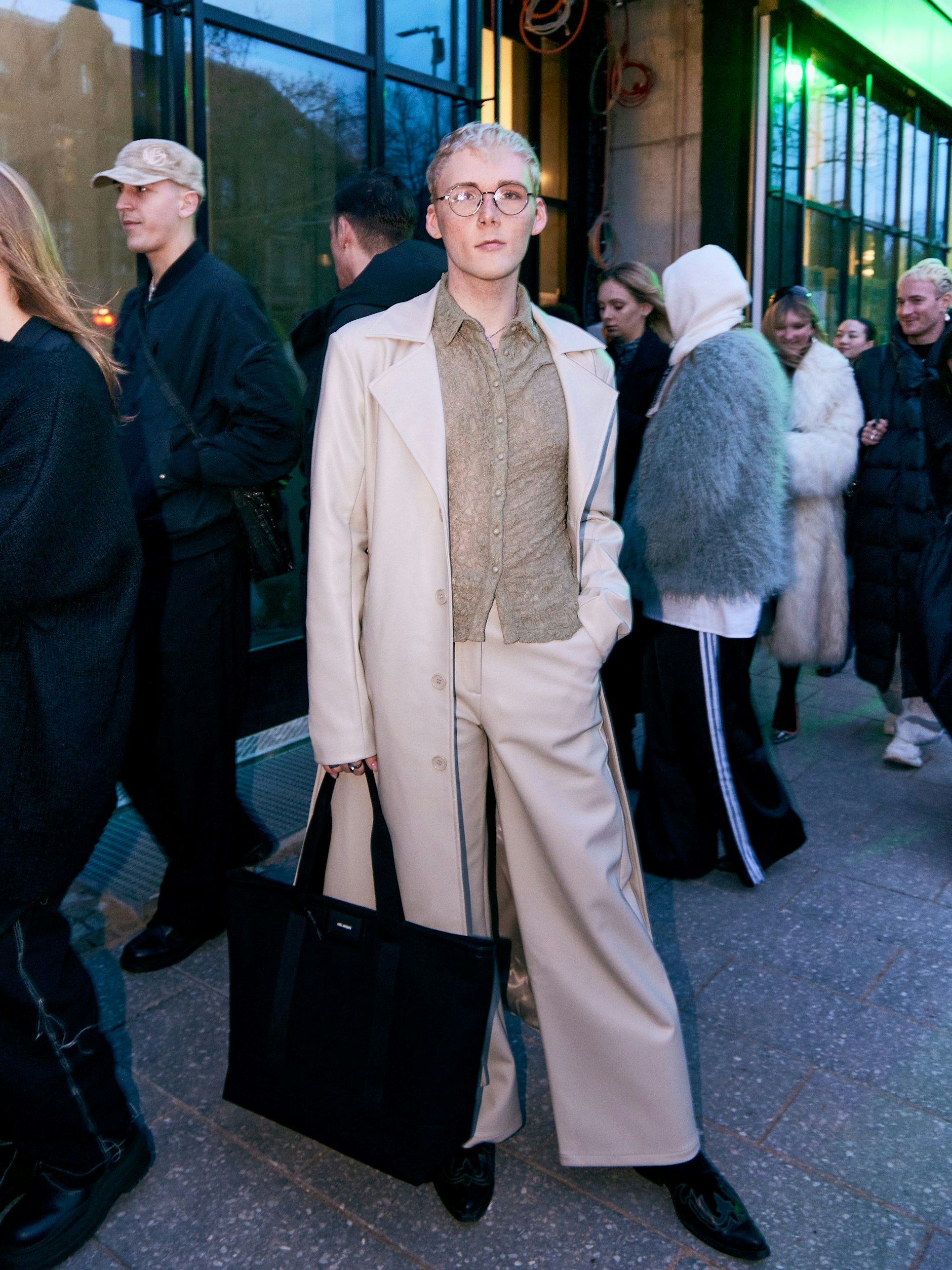 Yannick trägt eine vegane Lederkombination von Salt Murphy. Instagram: <a target="_blank" rel="nofollow" href="https://www.instagram.com/yannickloxat/">@yannickloxat</a>