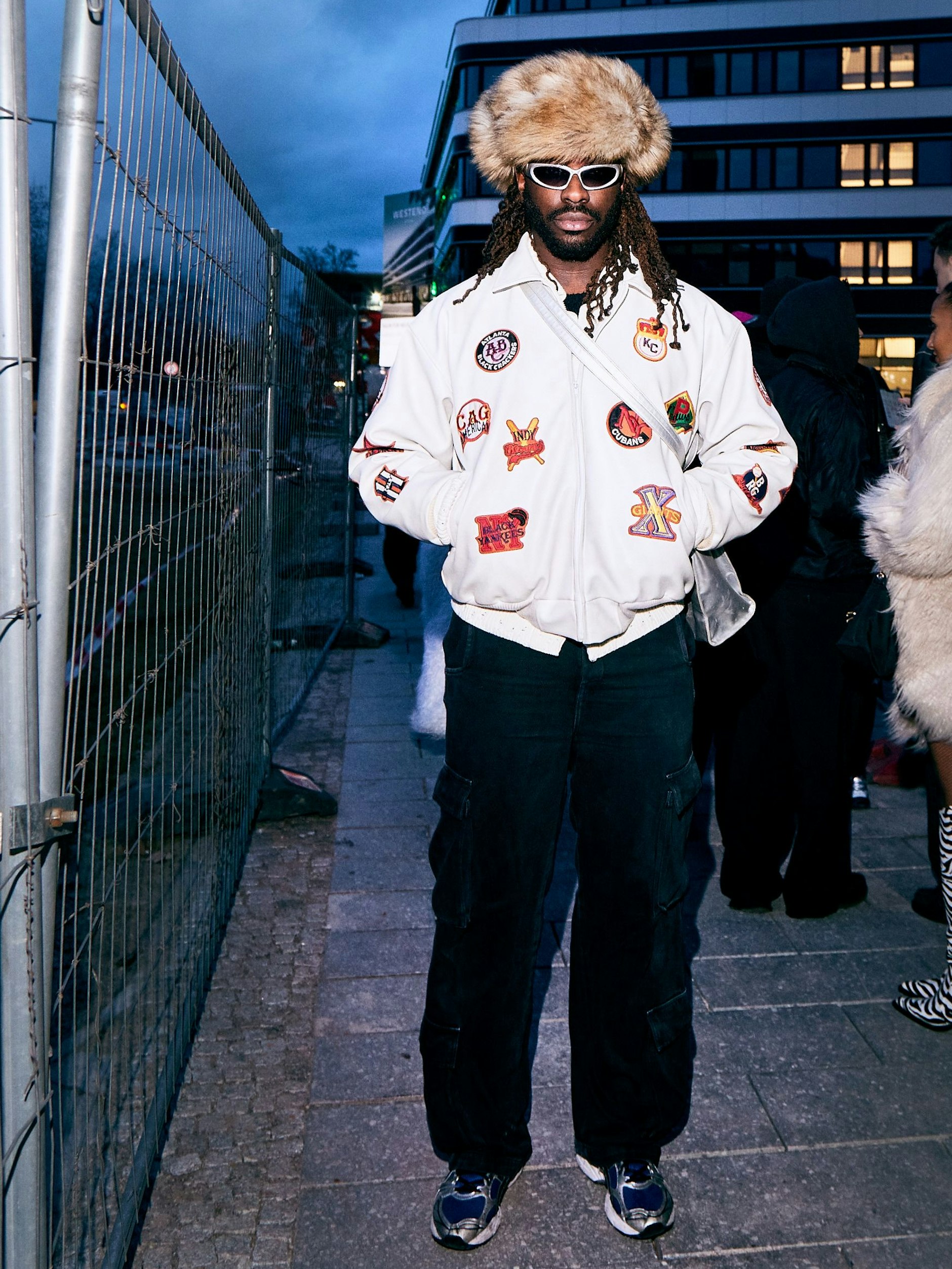 Die Baseballjacke von Hugh ist ein wunderschönes Vintageexemplar. Instagram: <a target="_blank" rel="nofollow" href="https://www.instagram.com/fuckhughman/">@fuckhughman</a>