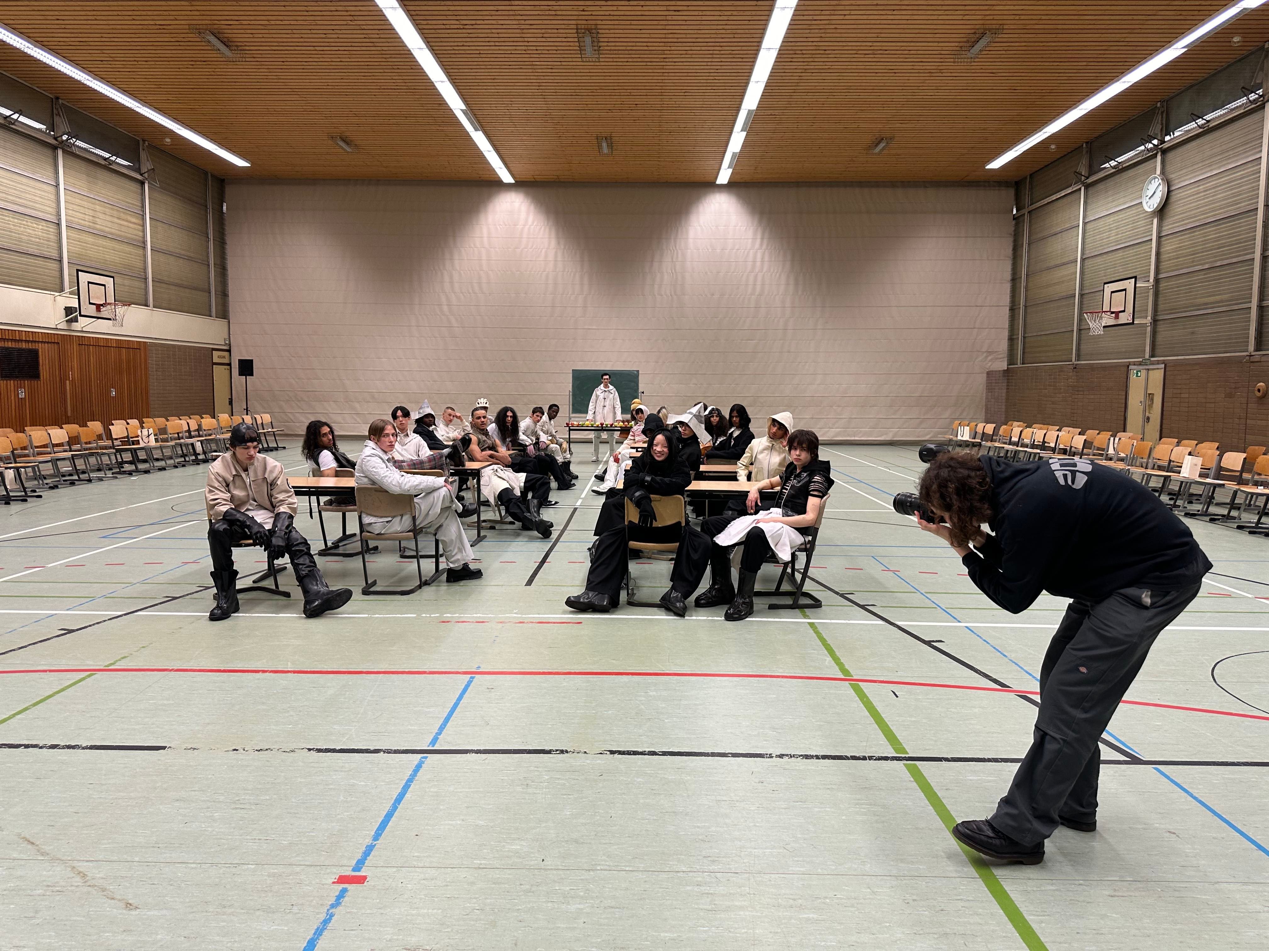 Modelabel SF1OG auf der Berlin Fashion Week 2024: Hipster-Kinder in der Brennpunktschule in Wedding