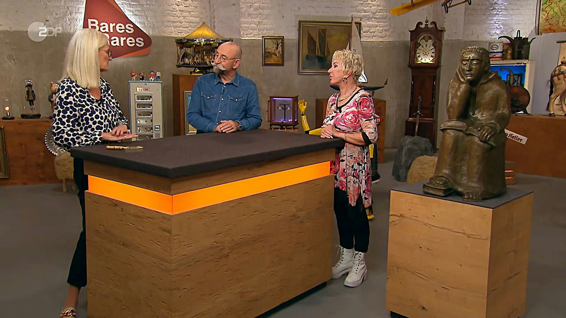 Anita Lehrenfeld mit Horst Lichter und Kunst-Expertin Friederike Werner bei der Expertise im Studio von „Bares für Rares“.