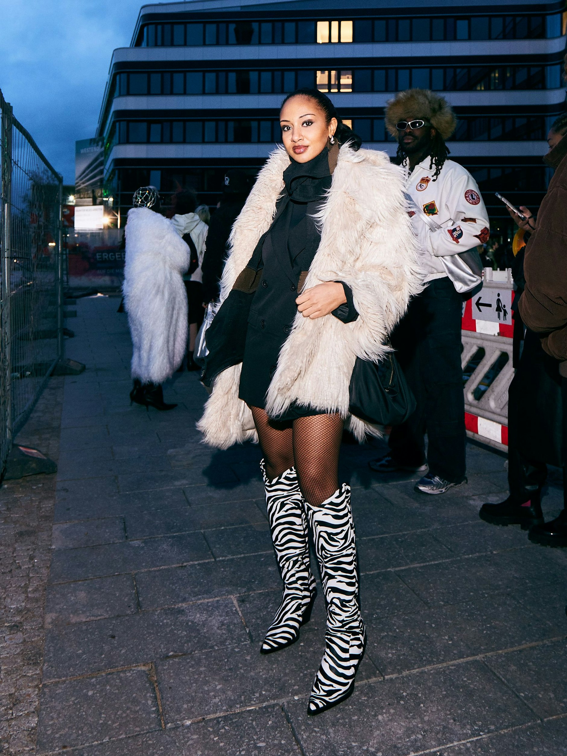 Dalandas Look besteht aus Langhaarwuschelpelz und Zebramusterstiefeln. Instagram: <a target="_blank" rel="nofollow" href="https://www.instagram.com/dalandaisabelle/">@dalandaisabelle</a>